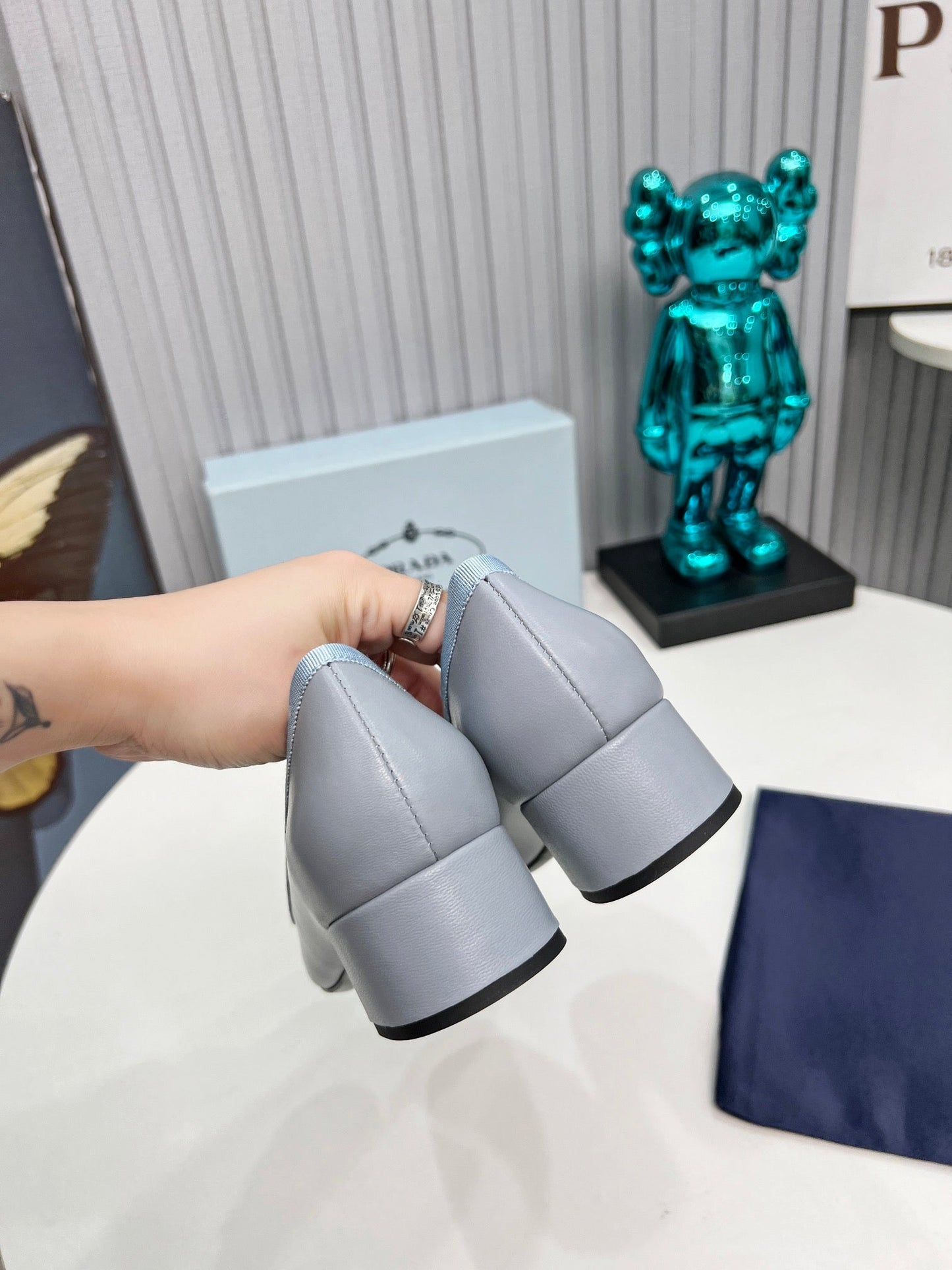 ТУФЛІ-ЛОДОЧКИ PRADA 26S З КРУГЛИМ НОСОМ ТА БЛОКОВИМИ ПІДБОРАМИ 40 ММ ЗІ СВІТЛО-БЛАКИТНОЇ ТЕЛЯЧОЇ ШКІРИ З БАНТОМ