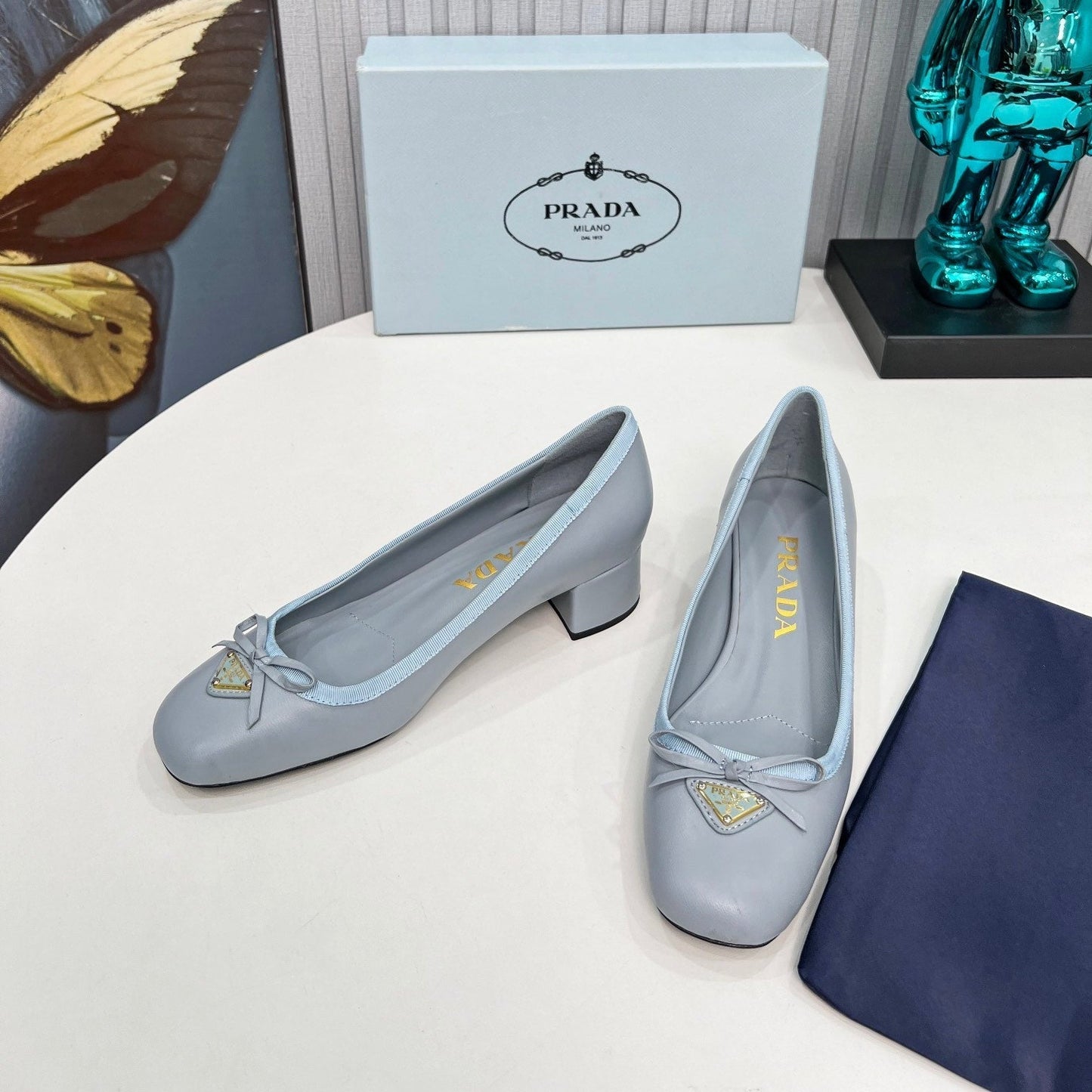 ТУФЛІ-ЛОДОЧКИ PRADA 26S З КРУГЛИМ НОСОМ ТА БЛОКОВИМИ ПІДБОРАМИ 40 ММ ЗІ СВІТЛО-БЛАКИТНОЇ ТЕЛЯЧОЇ ШКІРИ З БАНТОМ