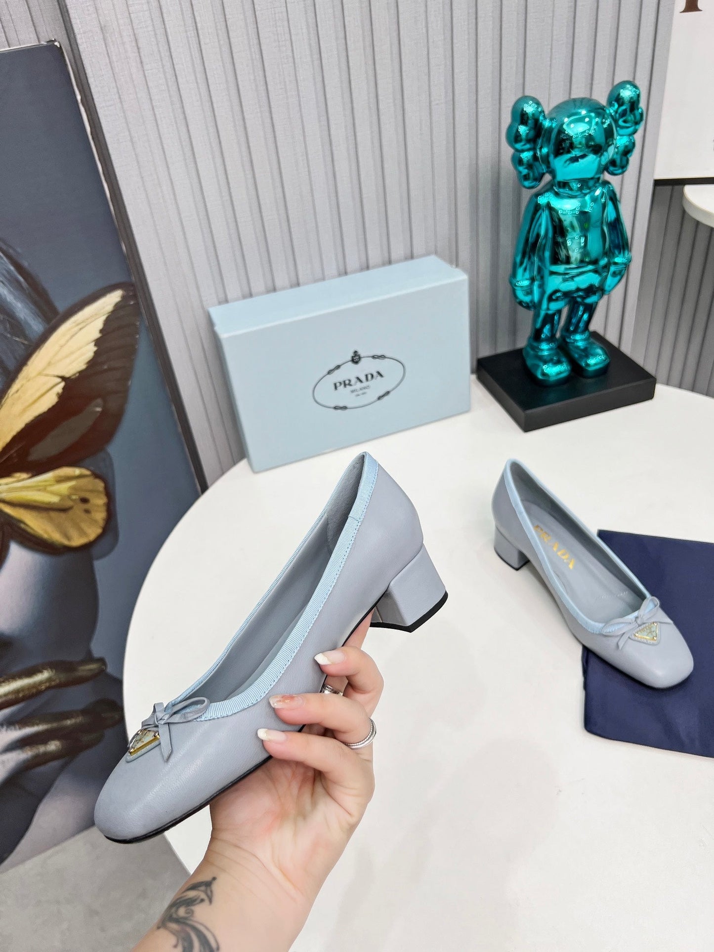 ТУФЛІ-ЛОДОЧКИ PRADA 26S З КРУГЛИМ НОСОМ ТА БЛОКОВИМИ ПІДБОРАМИ 40 ММ ЗІ СВІТЛО-БЛАКИТНОЇ ТЕЛЯЧОЇ ШКІРИ З БАНТОМ