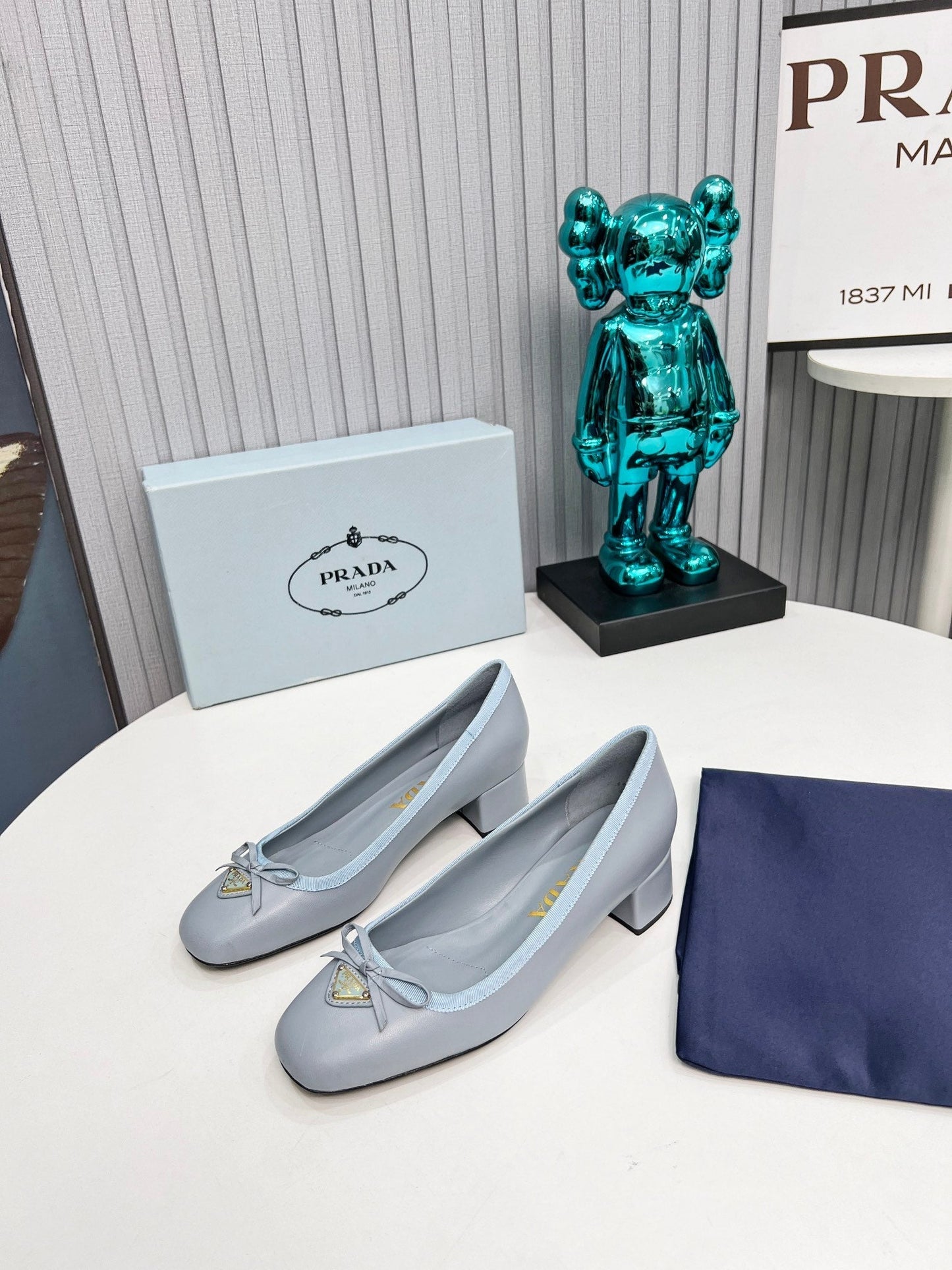 ТУФЛІ-ЛОДОЧКИ PRADA 26S З КРУГЛИМ НОСОМ ТА БЛОКОВИМИ ПІДБОРАМИ 40 ММ ЗІ СВІТЛО-БЛАКИТНОЇ ТЕЛЯЧОЇ ШКІРИ З БАНТОМ