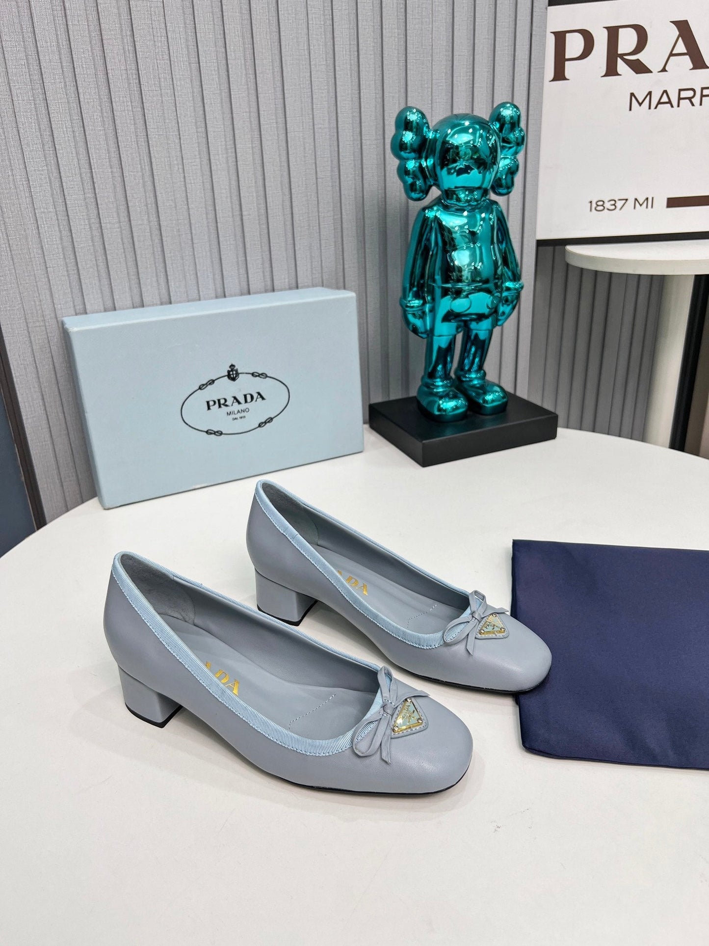 ТУФЛІ-ЛОДОЧКИ PRADA 26S З КРУГЛИМ НОСОМ ТА БЛОКОВИМИ ПІДБОРАМИ 40 ММ ЗІ СВІТЛО-БЛАКИТНОЇ ТЕЛЯЧОЇ ШКІРИ З БАНТОМ