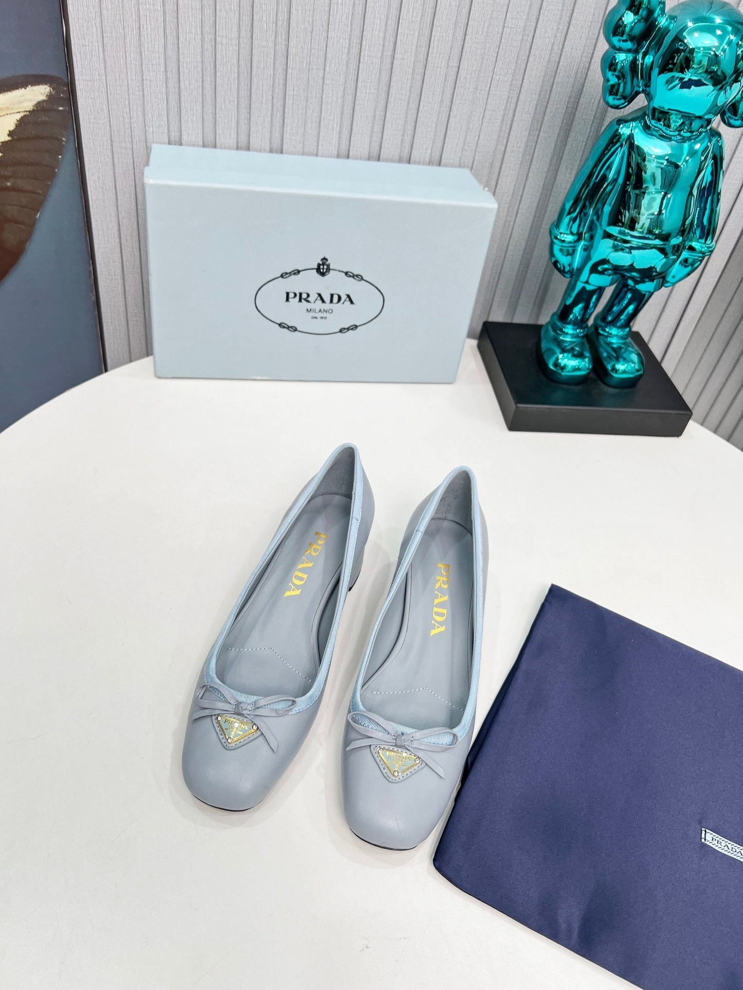 ТУФЛІ-ЛОДОЧКИ PRADA 26S З КРУГЛИМ НОСОМ ТА БЛОКОВИМИ ПІДБОРАМИ 40 ММ ЗІ СВІТЛО-БЛАКИТНОЇ ТЕЛЯЧОЇ ШКІРИ З БАНТОМ