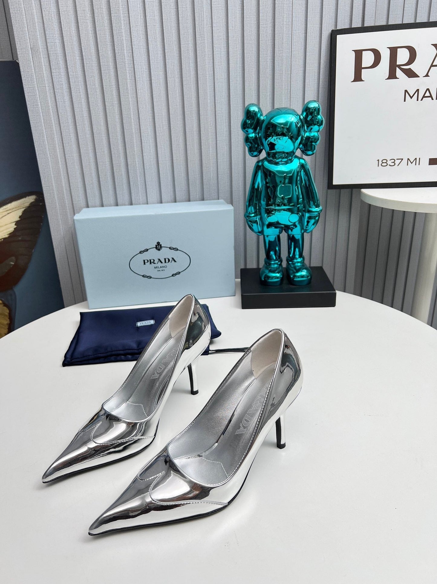 HIGH POINTED-TOE PUMPS IN SILVER GLOSSY CALFSKIN - 35