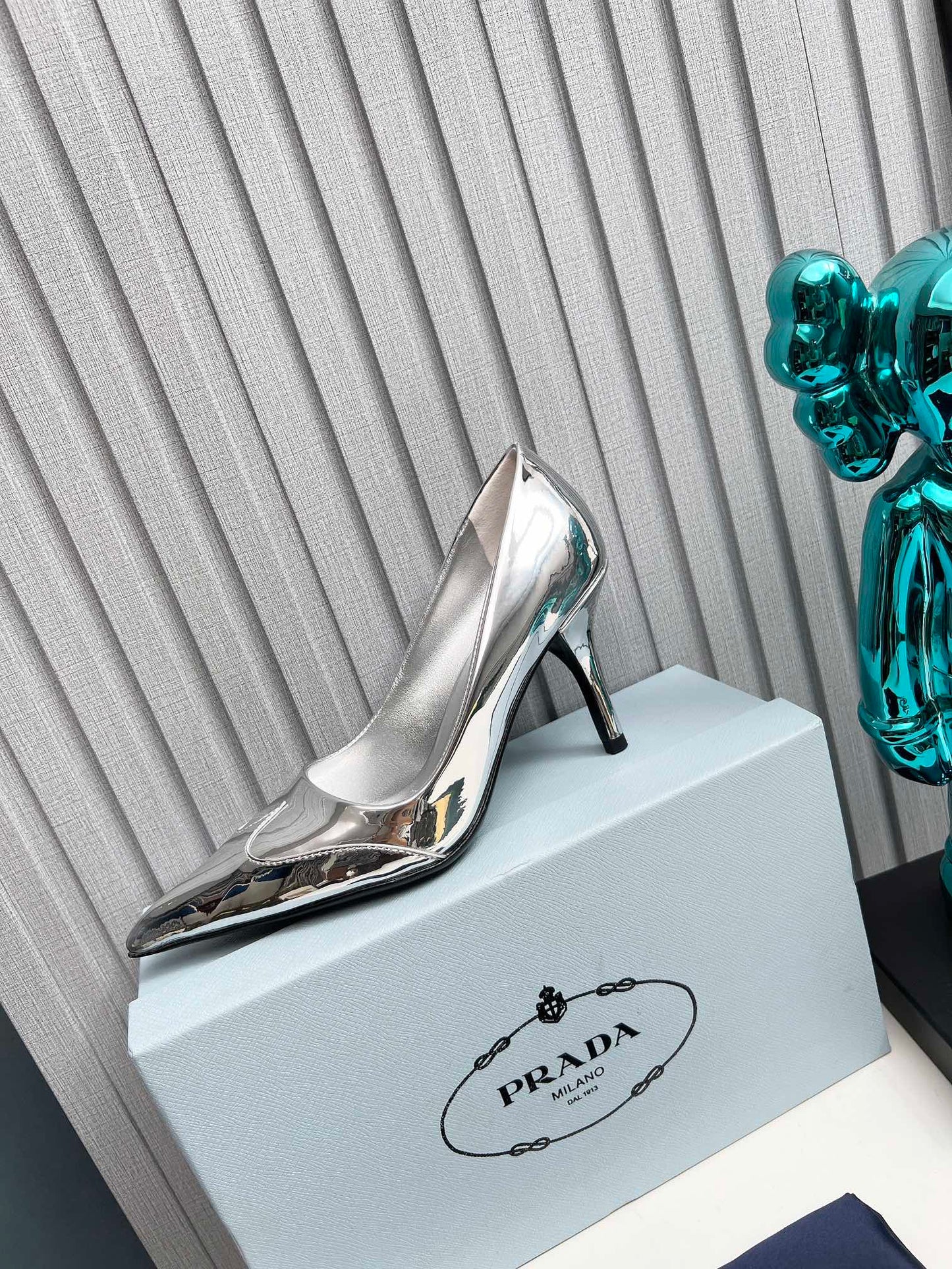 HIGH POINTED-TOE PUMPS IN SILVER GLOSSY CALFSKIN - 35