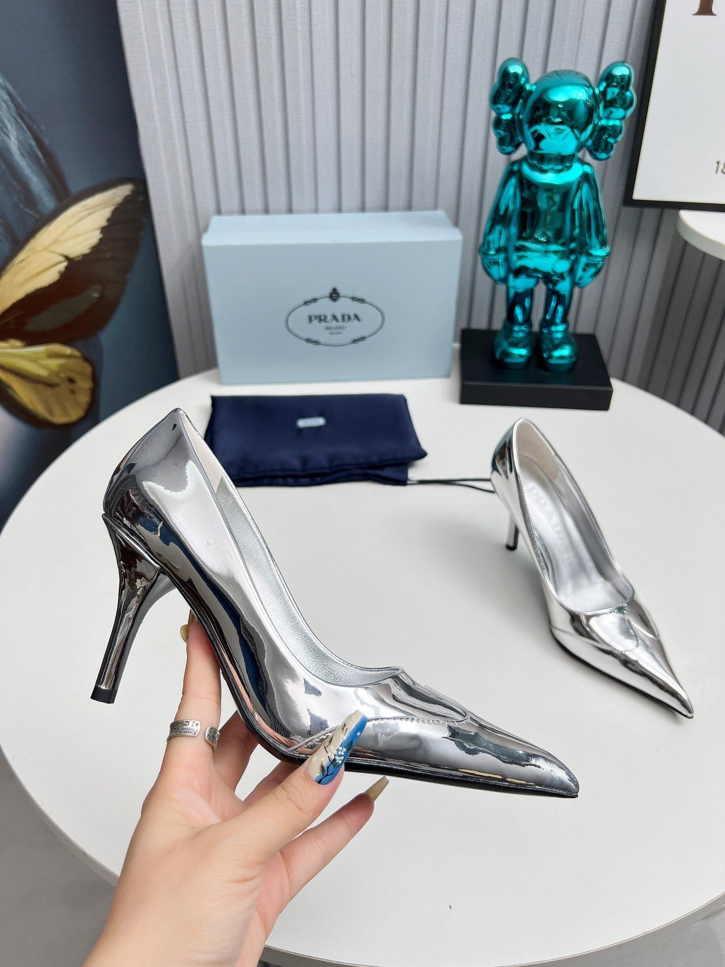 HIGH POINTED-TOE PUMPS IN SILVER GLOSSY CALFSKIN - 35