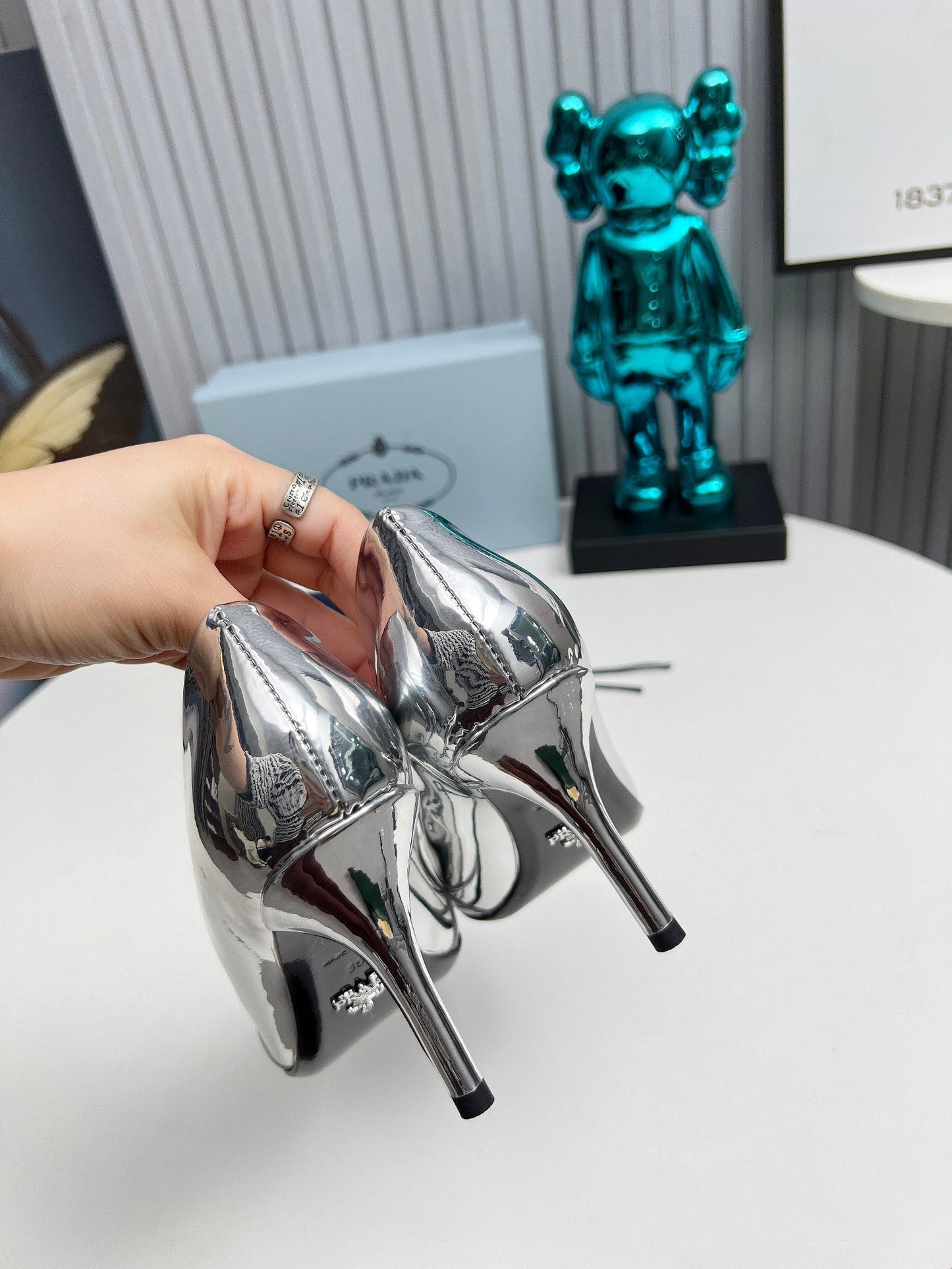 HIGH POINTED-TOE PUMPS IN SILVER GLOSSY CALFSKIN - 35