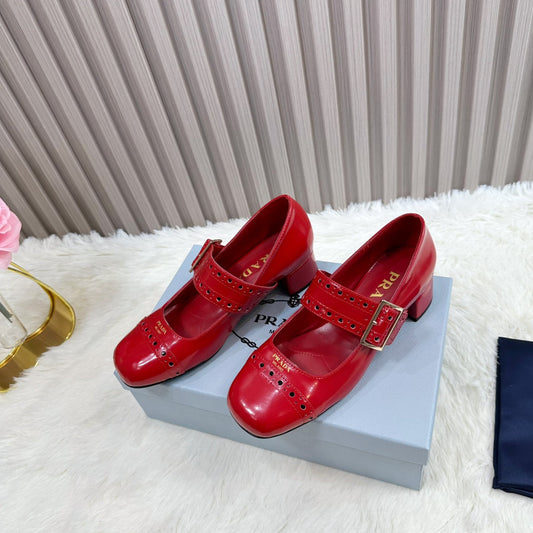 PRADA 26S КВАДРАТНИЙ НОСОК З ДЕКОРАТИВНИМИ ЗАКЛЕПКАМИ НА РЕМІНЦІ, БЛОЧНИЙ КАБЛУК 40 ММ, З ТЕМНО-ЧЕРВОНОЇ ЛАКОВАНОЇ ШКІРИ ТЕЛЯТИ