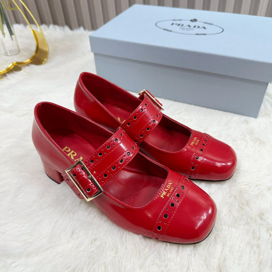 PRADA 26S RED PATENT CALFSKIN ROUND TOE MARY JANE 40MM З ДЕКОРОМ З ШИПІВ