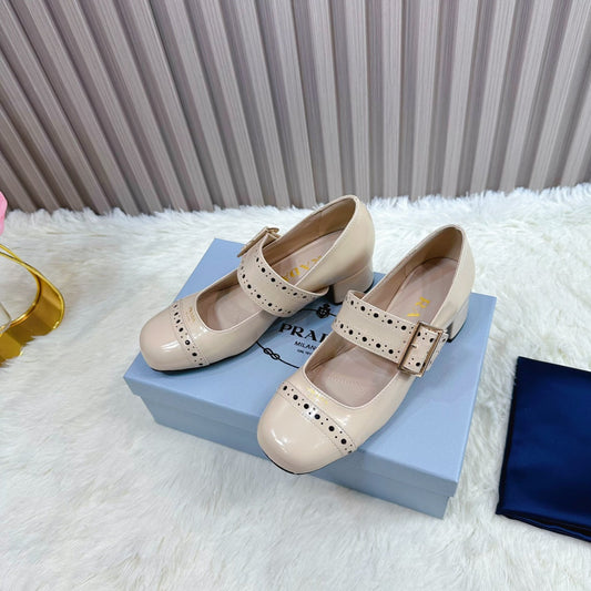 PRADA 26S TУФЛІ МЕРІ ДЖЕЙН ІЗ ЗАКРУГЛЕНИМ НОСОМ, 40 ММ, З БЕЖЕВОЇ ЛАКОВАНОЇ ТЕЛЯЧОЇ ШКІРИ З ДЕТАЛІЗАЦІЄЮ ЗІ ЗАКЛЕПОК