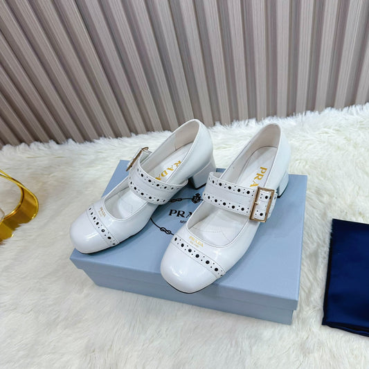 PRADA 26S TUPEL MARY JANE 40 ММ З БІЛОЇ ЛАКОВАНОЇ ТЕЛЯЧОЇ ШКІРИ З ДЕТАЛЯМИ З ЗАКЛЕПОК