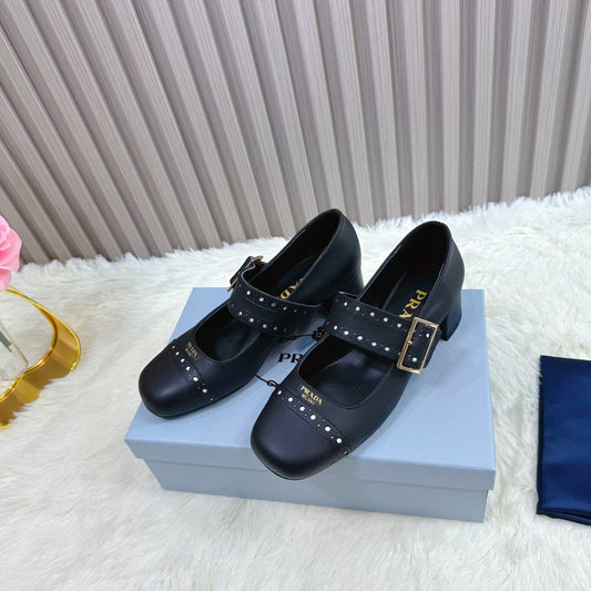 PRADA 26S T-ПОДІБНІ ТУФЛІ МЕРІ ДЖЕЙН З ЗАКРУГЛЕНИМ НОСКОМ 40 ММ З ЧОРНОЇ ТЕЛЯЧОЇ ШКІРИ З ДЕТАЛЯМИ-ЗАКЛЕПКАМИ