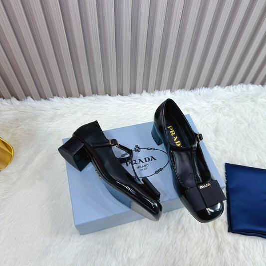 ТУФЛІ-МЕРІ ДЖЕЙН PRADA 26S З РЕМІНЦЕМ ТА БАНТОМ З ЧОРНОЇ ЛАКОВАНОЇ ТЕЛЯЧОЇ ШКІРИ, КАБЛУК 40 ММ