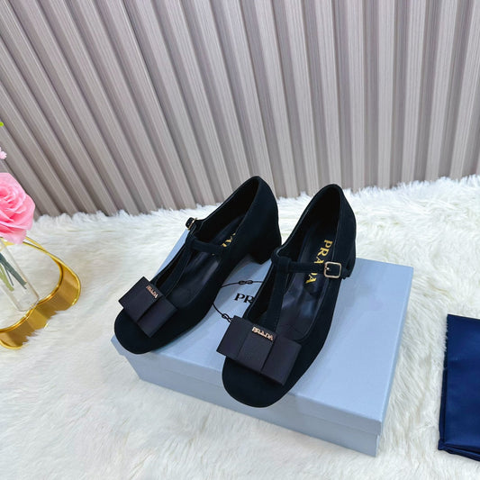 Жіночі туфлі-Мері Джейн PRADA 26S з Т-подібним ремінцем, каблуком 40 мм, із чорної замші з бантом