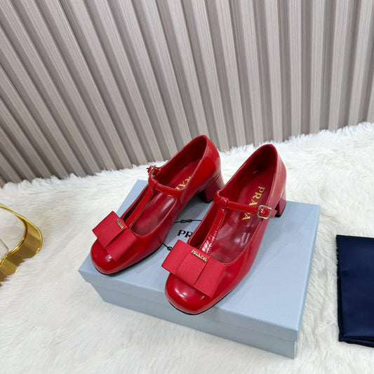 Туфлі-Мері Джейн PRADA 26S з Т-ремінцем, на підборах 40 мм, з червоної лакованої телячої шкіри з бантом