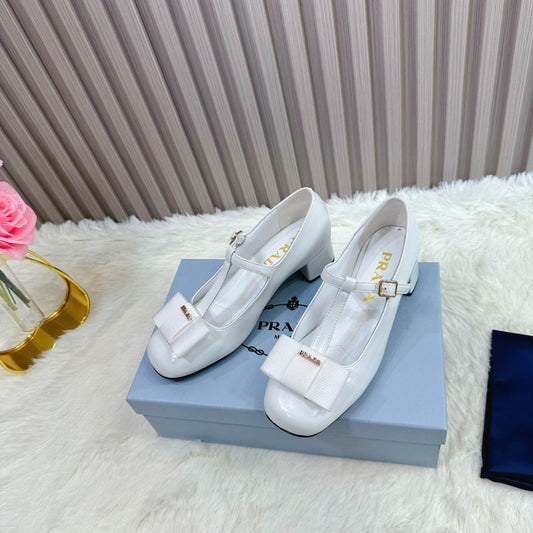 ТУФЛІ-МЕРІ ДЖЕЙН PRADA 26S З Т-ПОДІБНИМ РЕМІНЦЕМ НА ПІДБОРАХ 40 ММ, ЗІ СВІТЛО-БЛАКИТНОЇ ЛАКОВАНОЇ ТЕЛЯЧОЇ ШКІРИ З БАНТОМ