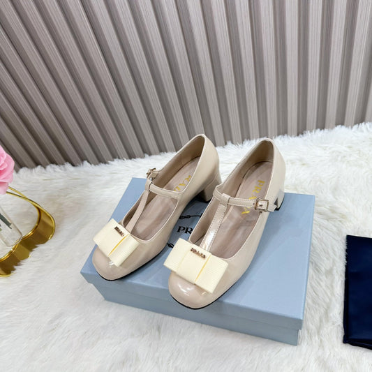 Жіночі туфлі-Мері-Джейн PRADA 26S T-STRAP з Т-подібним ремінцем, на підборах 40 мм, з бежевої лакованої телячої шкіри з бантом