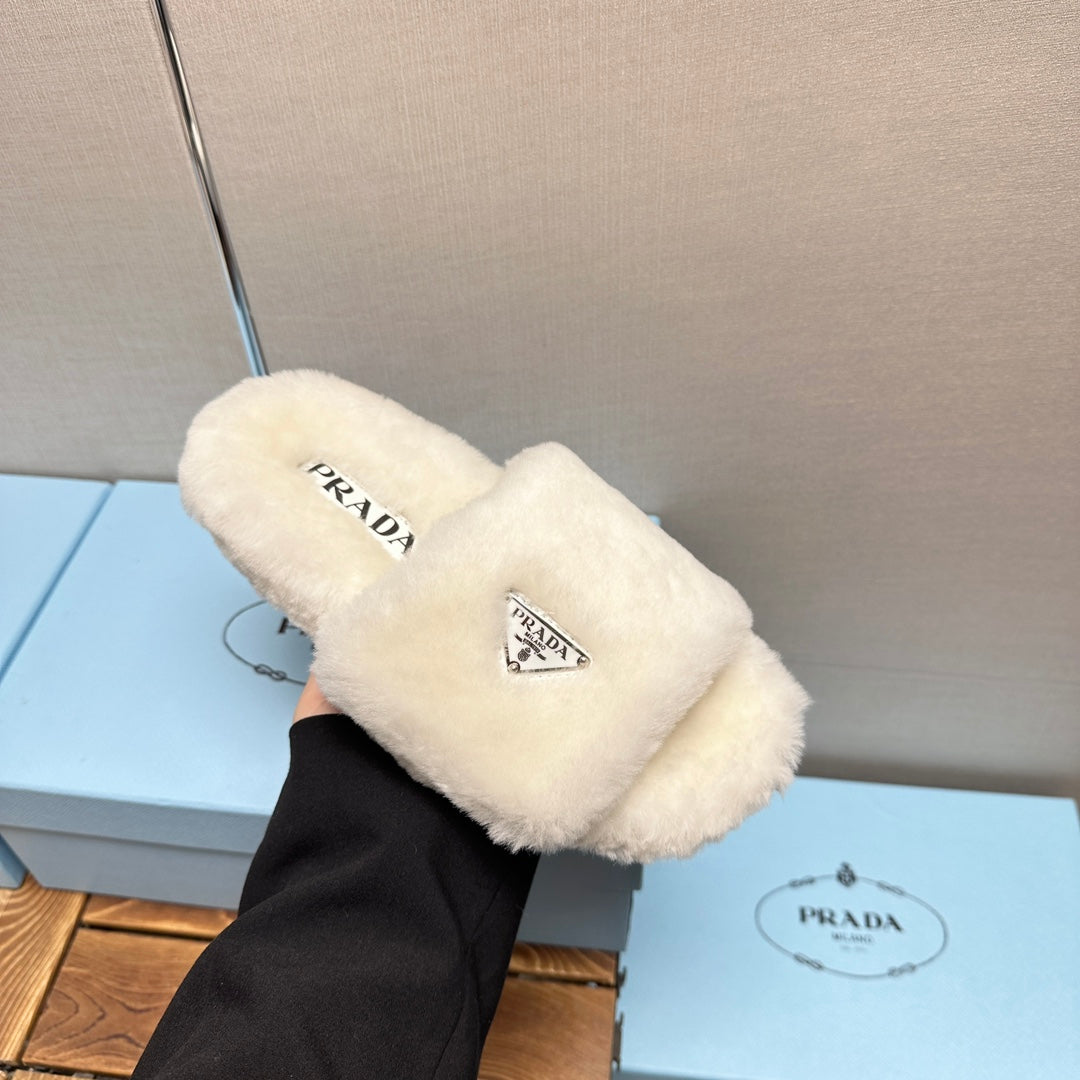 THICK-SOLED FUR SLIDES WHITE WITH TRIANGLE LOGO - 35