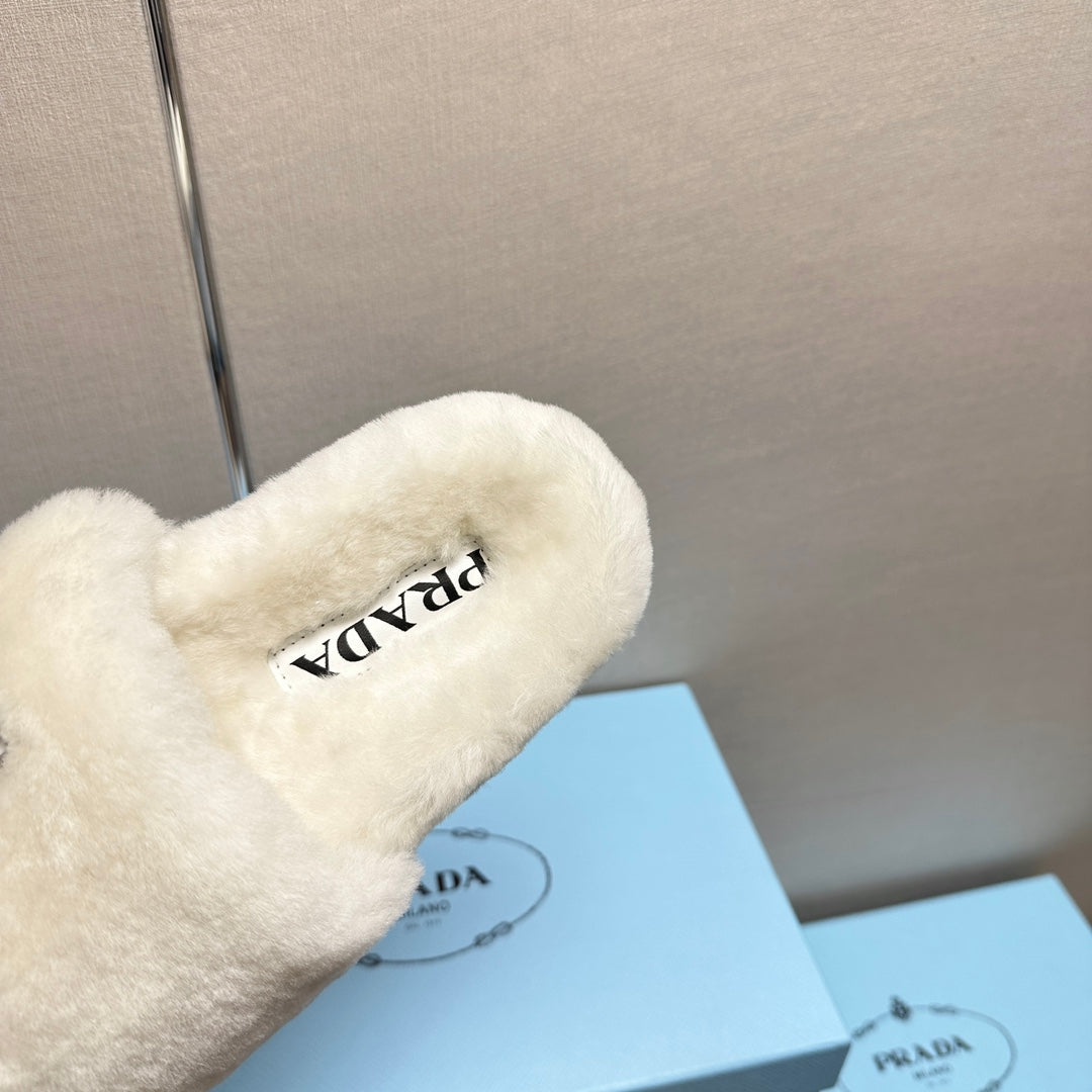 THICK-SOLED FUR SLIDES WHITE WITH TRIANGLE LOGO - 35
