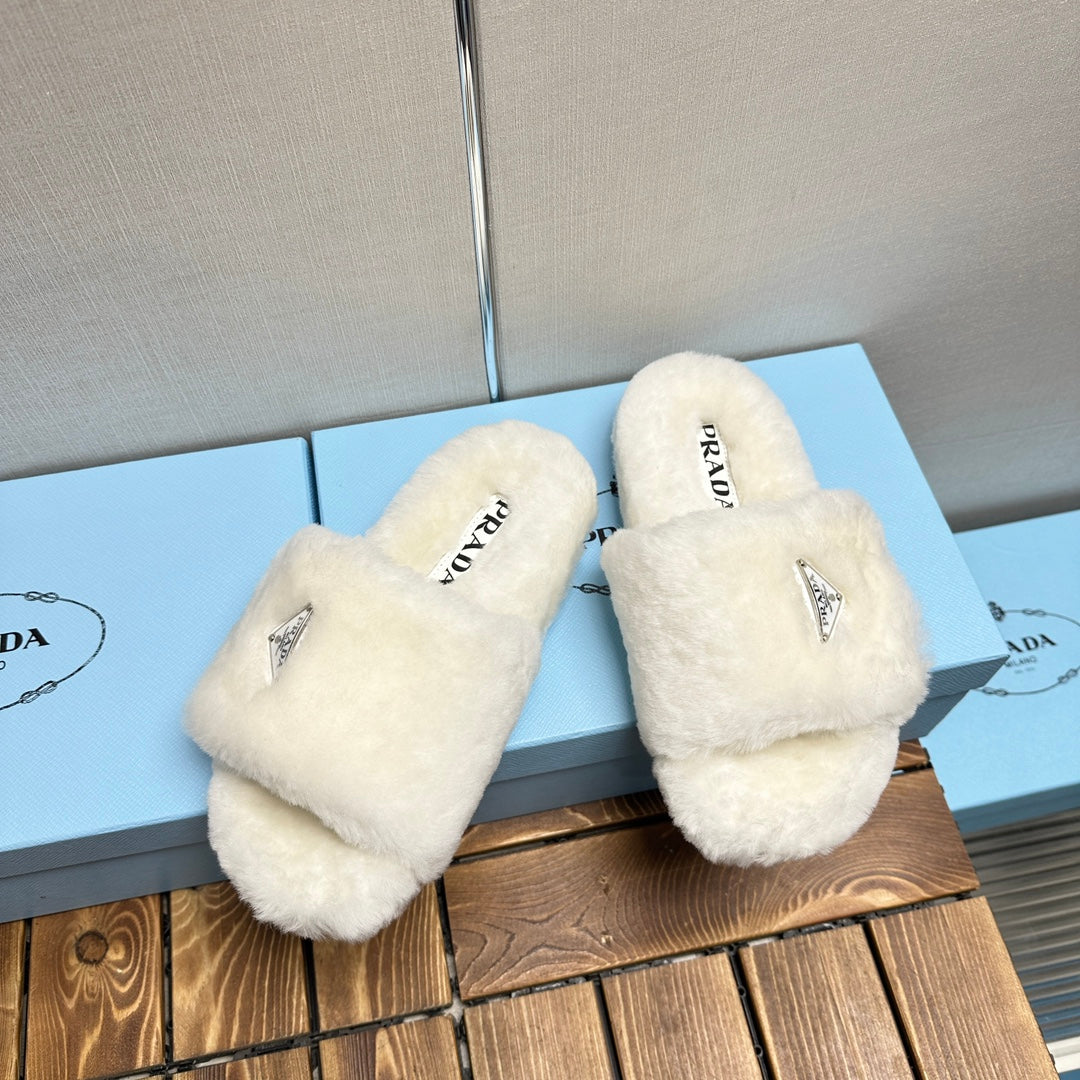 THICK-SOLED FUR SLIDES WHITE WITH TRIANGLE LOGO - 35