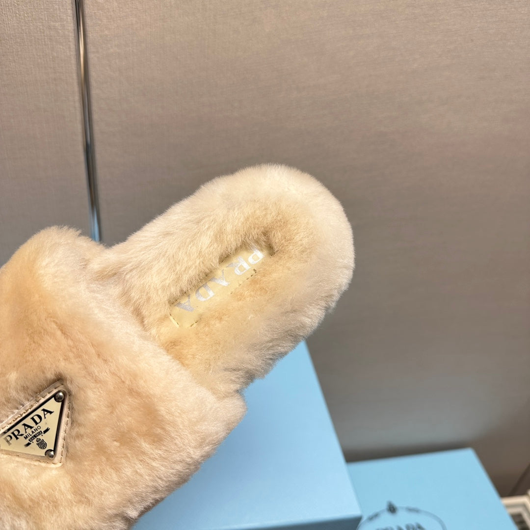 THICK-SOLED FUR SLIDES TUSCAN BEIGE WITH TRIANGLE LOGO - 35