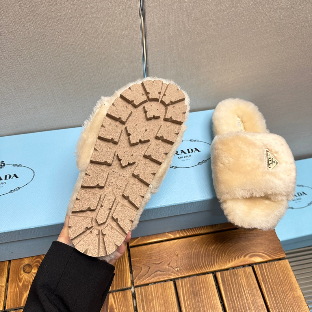 THICK-SOLED FUR SLIDES TUSCAN BEIGE WITH TRIANGLE LOGO - 35