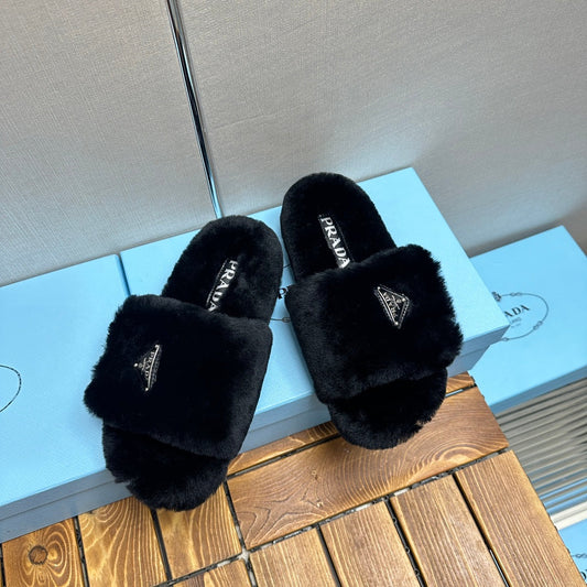THICK-SOLED FUR SLIDES BLACK WITH TRIANGLE LOGO - 35