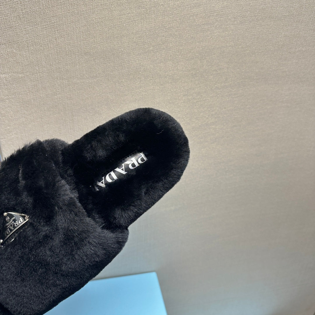 THICK-SOLED FUR SLIDES BLACK WITH TRIANGLE LOGO - 35