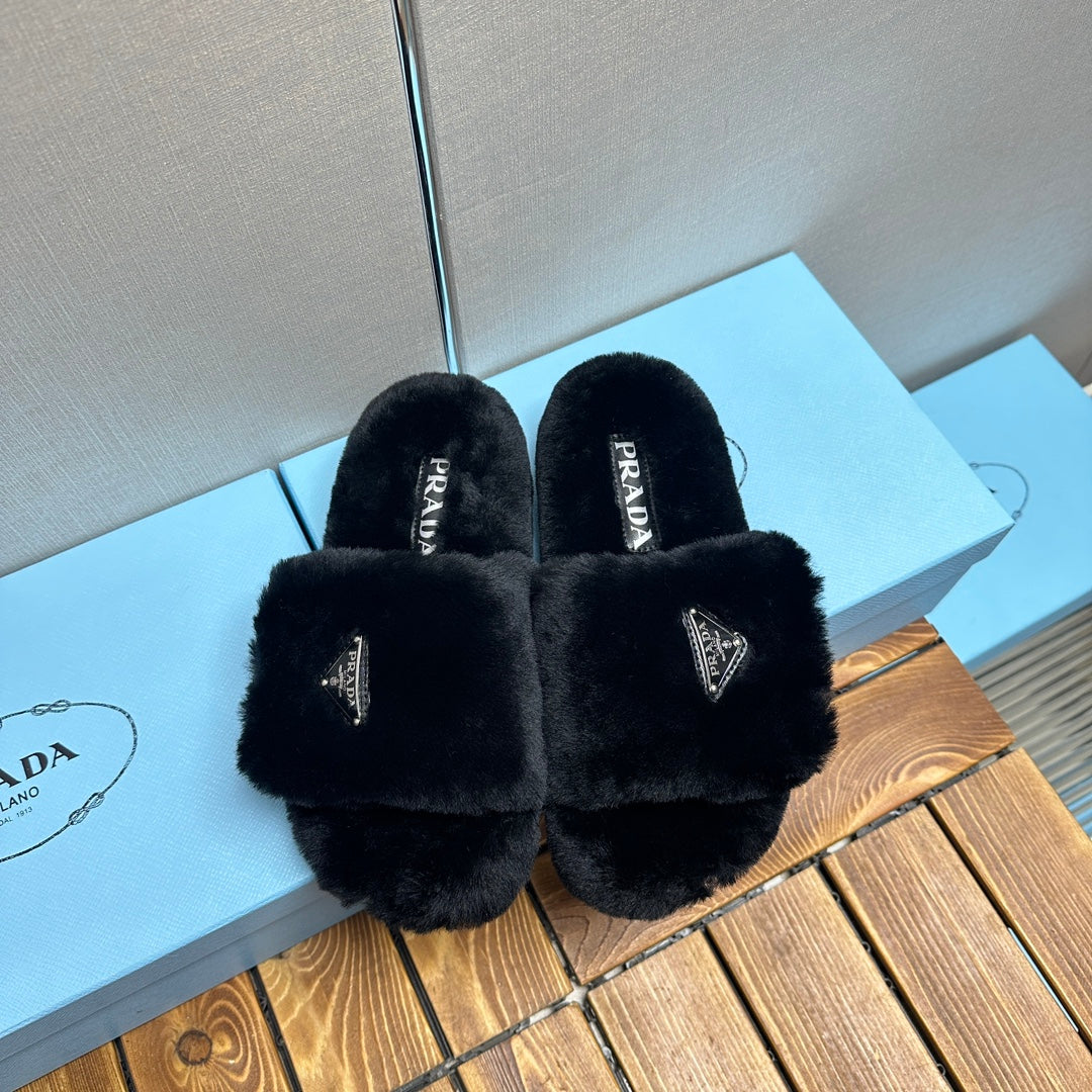 THICK-SOLED FUR SLIDES BLACK WITH TRIANGLE LOGO - 35