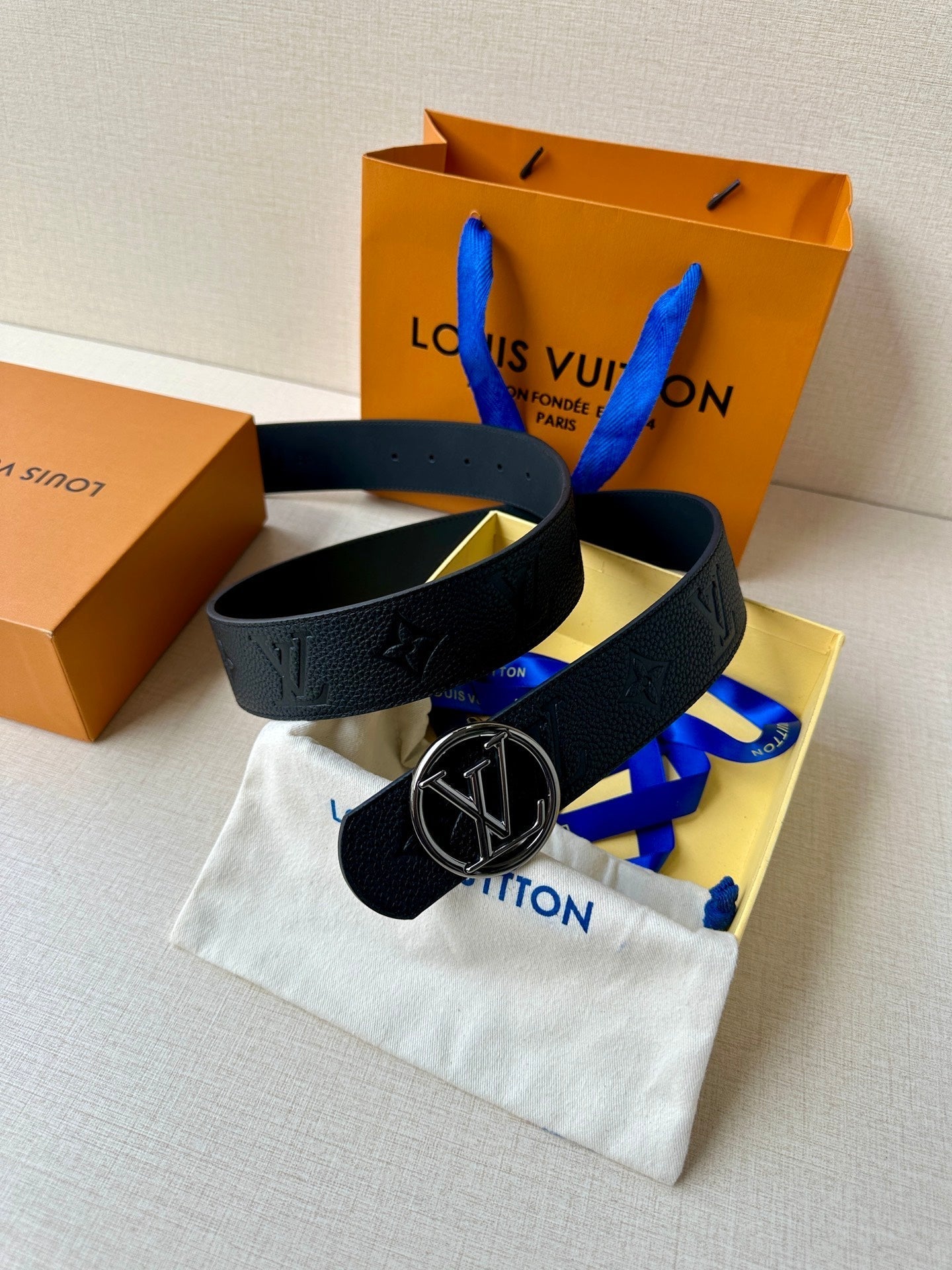 LV 25S BELT 40 MM IN BLACK CALFSKIN WITH GOLD HARDWARE 593263 - 26-28