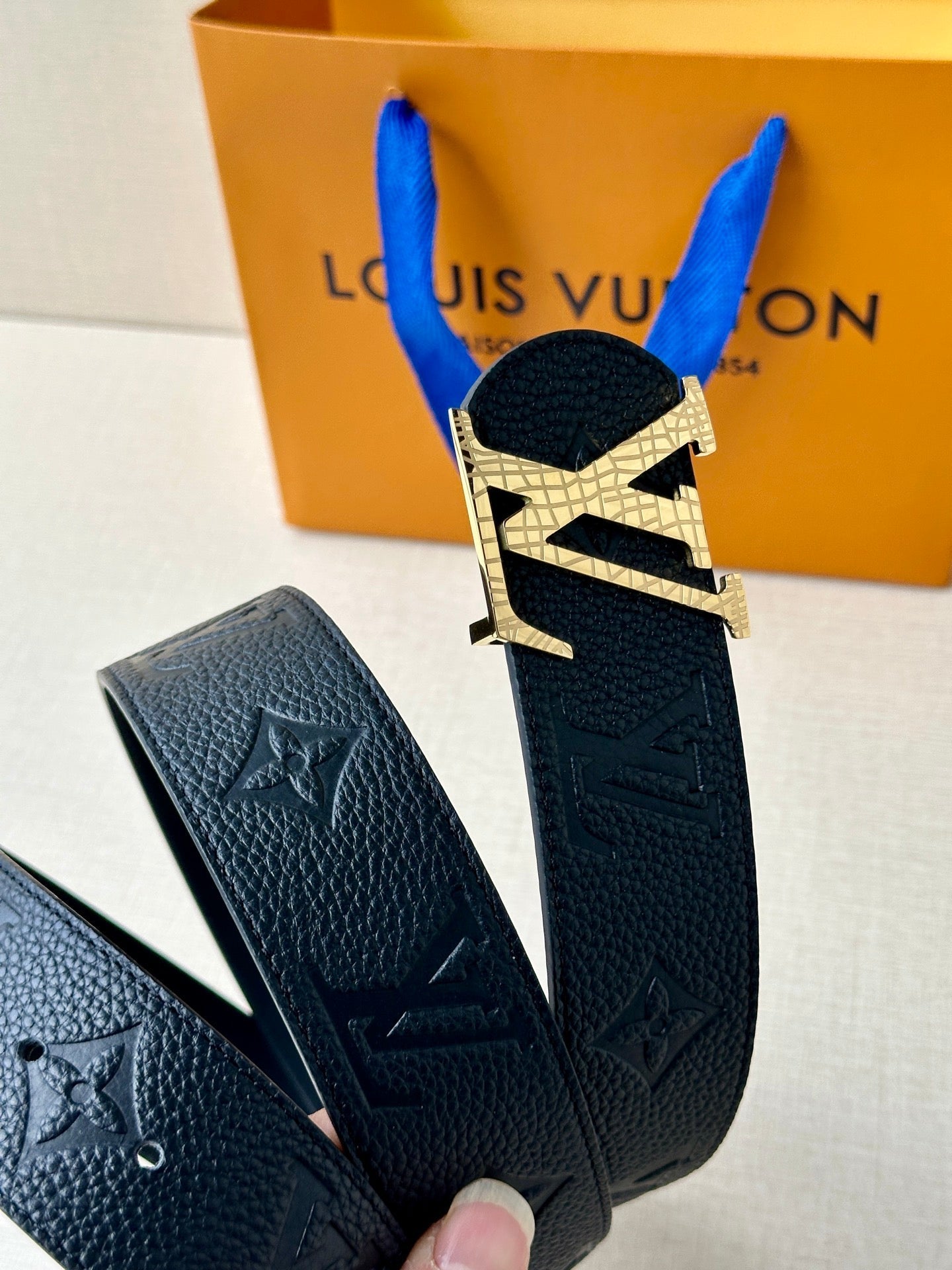 LV 25S BELT 40 MM IN BLACK CALFSKIN WITH GOLD HARDWARE 593265 - 26-28
