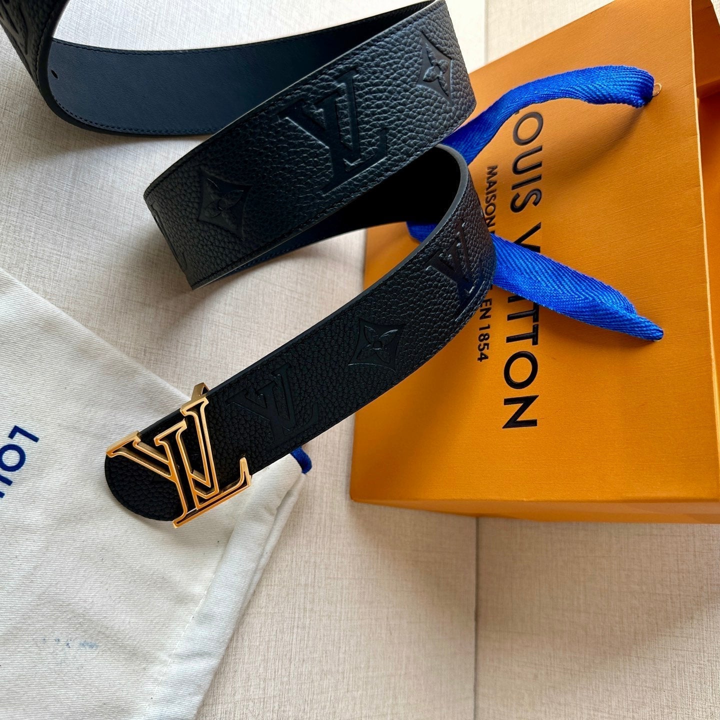 LV 25S BELT 40 MM IN BLACK CALFSKIN WITH GOLD HARDWARE 593266 - 26-28
