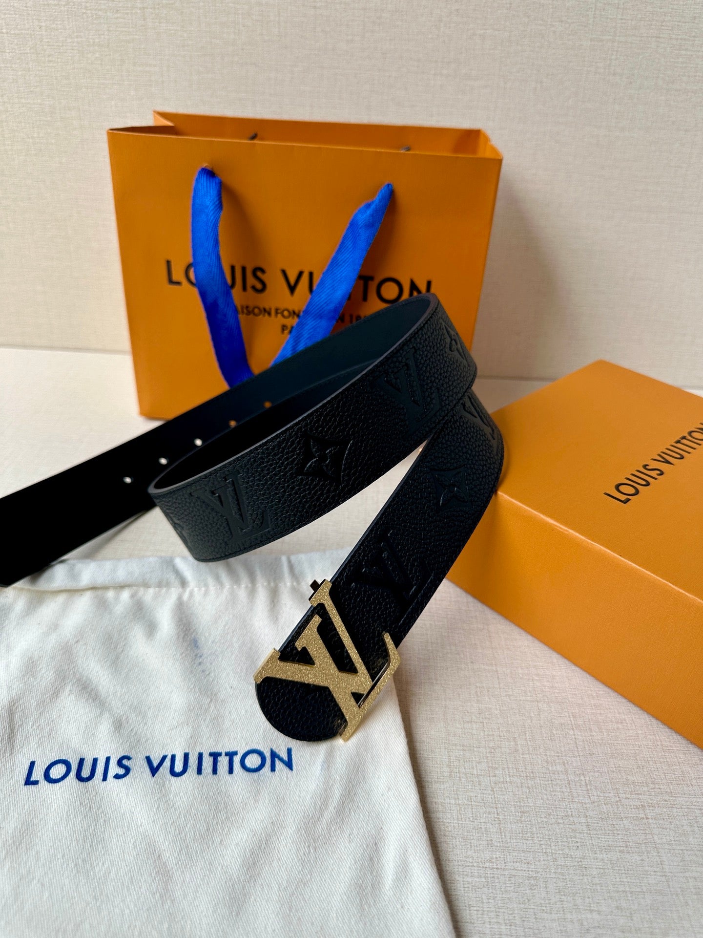 LV 25S BELT 40 MM IN BLACK CALFSKIN WITH GOLD HARDWARE 593267 - 26-28