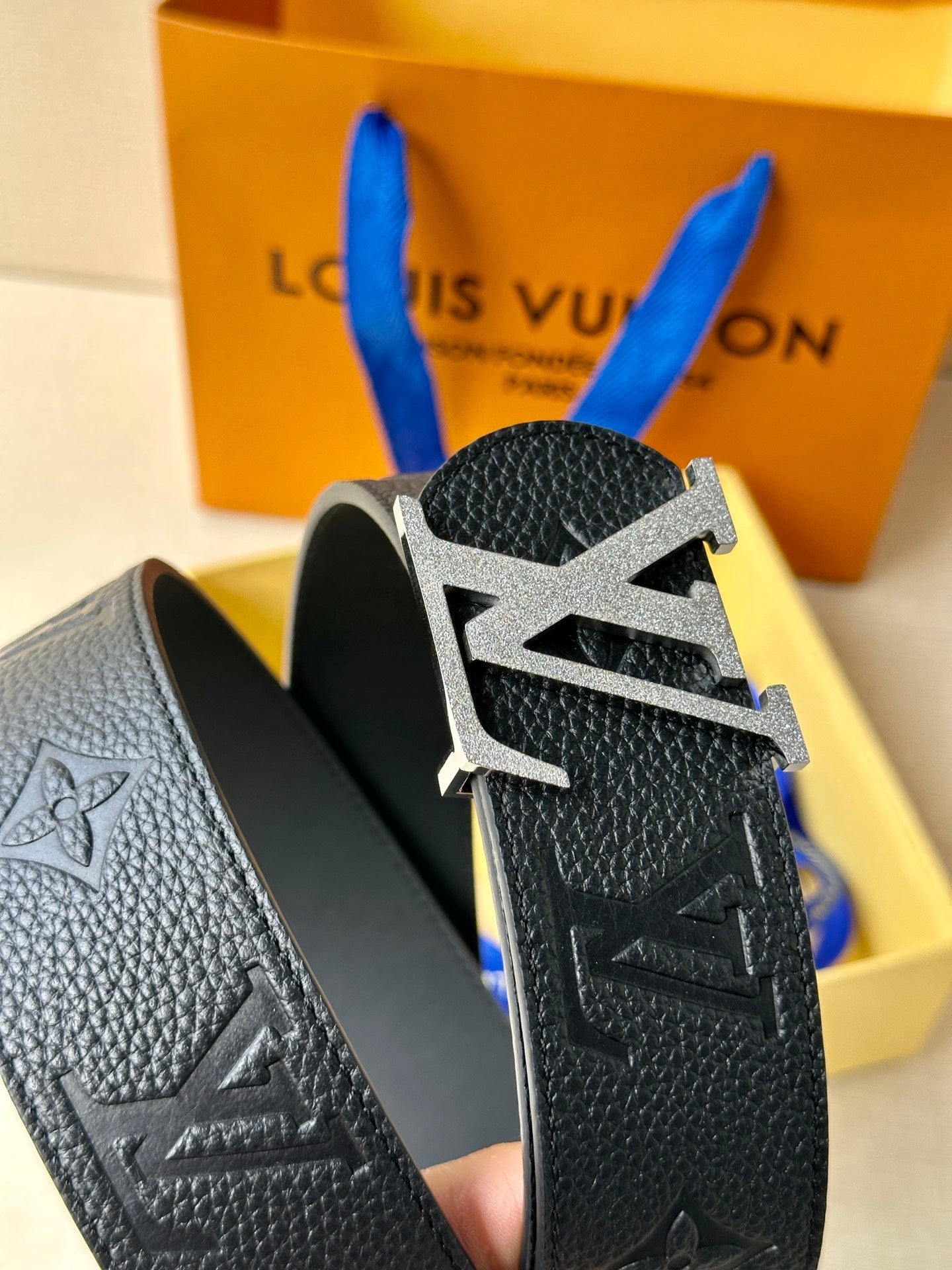 LV 25S BELT 40 MM IN BLACK CALFSKIN WITH SILVER HARDWARE 593267 - 26-28