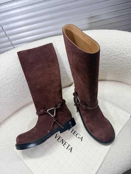 BOTTEGA VENETA 26S ВИСОКІ ЧОБОТИ З КОРИЧНЕВОЇ ЗАМШІ З ДЕТАЛЛЯМИ З ВІРОВКИ