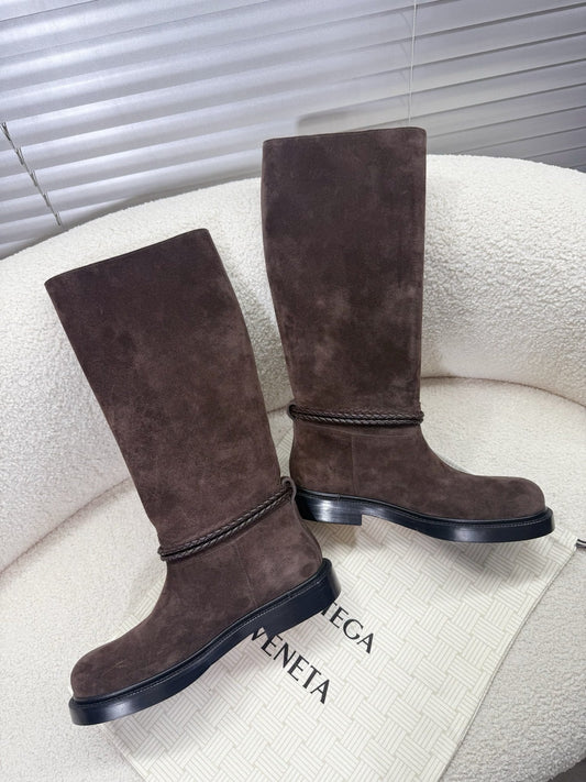 ВИСОКІ ЧОБОТИ BOTTEGA VENETA 26S З ТЕМНО-КОРИЧНЕВОЇ ЗАМШІ З ДЕТАЛЯМИ З КАНАТА