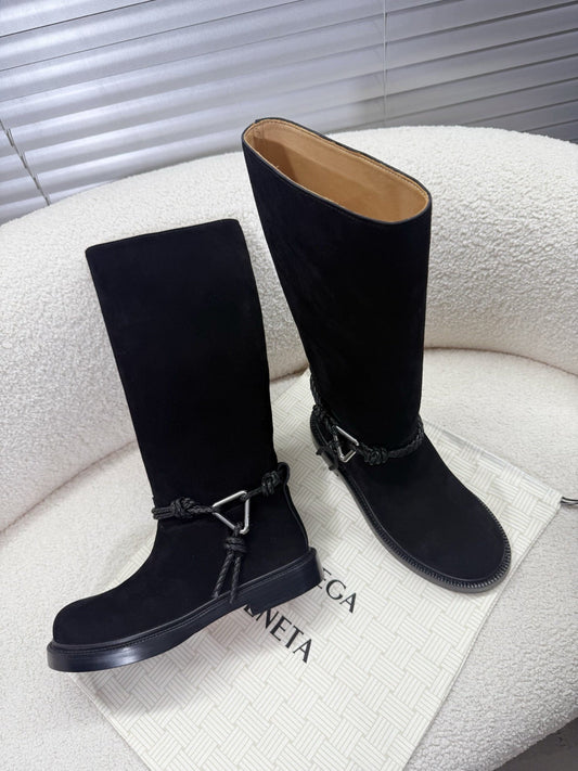 BOTTEGA VENETA 26S ВИСОКІ ЧОБОТИ З ЧОРНОЇ ЗАМШІ З ДЕТАЛЯМИ У ВИГЛЯДІ КАНАТА