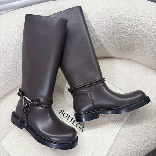 BOTTEGA VENETA 26S ВИСОКІ ЧОБОТИ З ТЕМНО-КОРИЧНЕВОЇ ТЕЛЯЧОЇ ШКІРИ З ДЕТАЛЛЮ У ВИГЛЯДІ КАНАТА