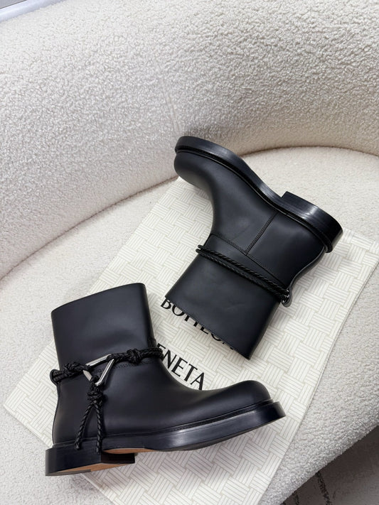 ЧЕРЕВИКИ BOTTEGA VENETA 26S З ЧОРНОЇ ТЕЛЯЧОЇ ШКІРИ З ДЕТАЛЛЮ У ВИГЛЯДІ КАНАТУ