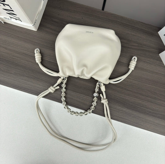 LOE 23 FLAMENCO PURSE BUCKET ІЗ БІЛОЇ ОВЕЧОЇ ШКІРИ