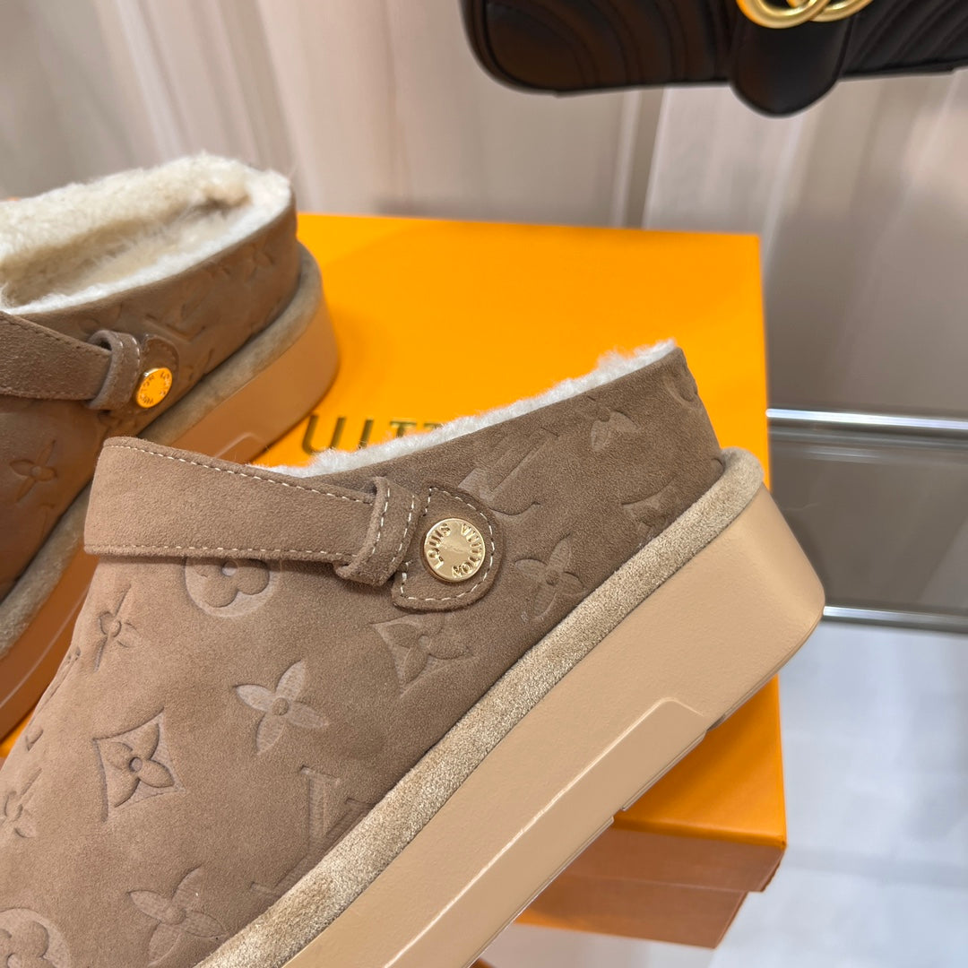 LV WOMEN'S COSY FLAT COMFORT CLOGS IN ASH BROWN MONOGRAM SUEDE - 35