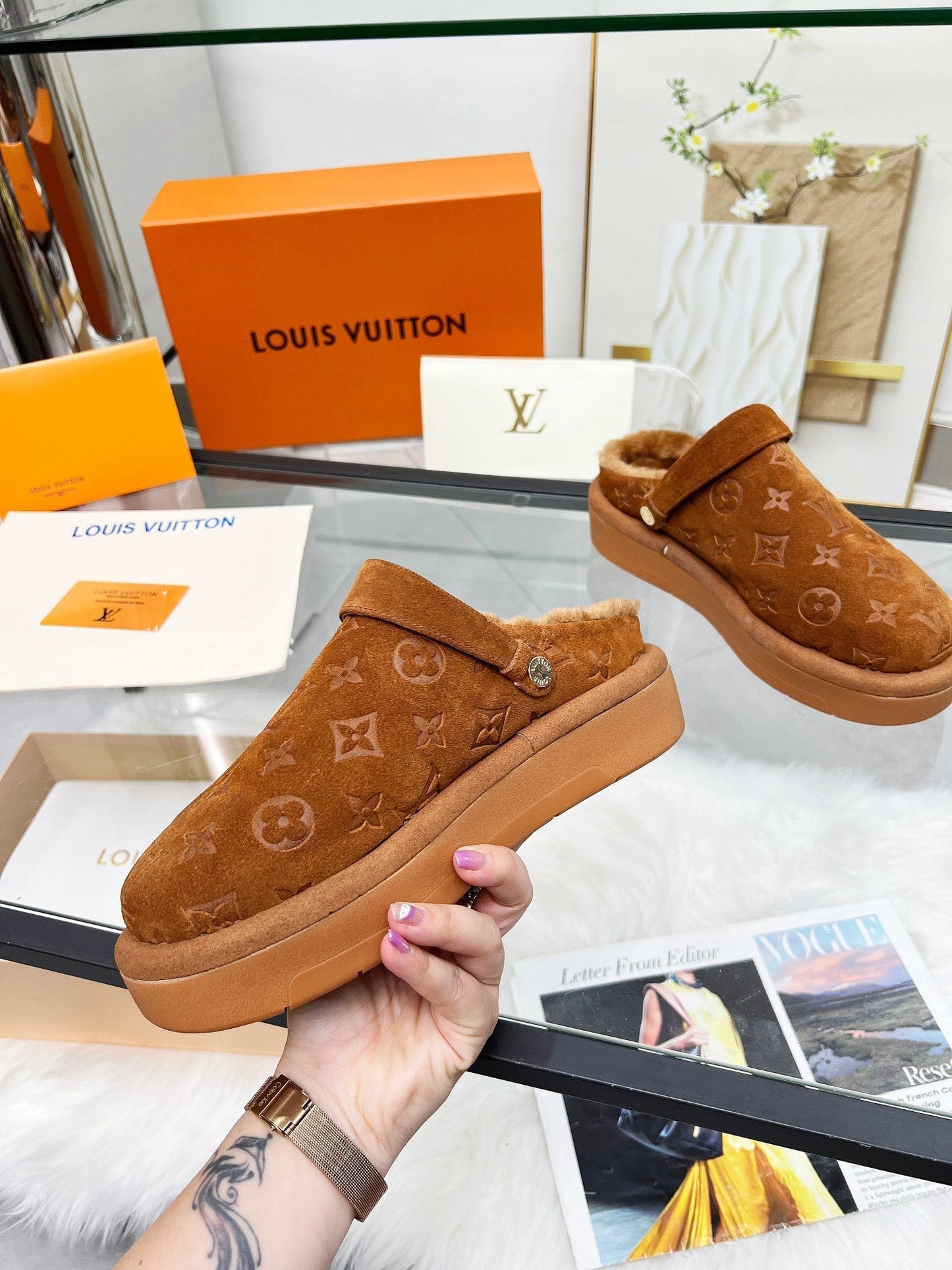 LV WOMEN'S COSY FLAT COMFORT CLOGS IN RUSSET BROWN MONOGRAM SUEDE - 35