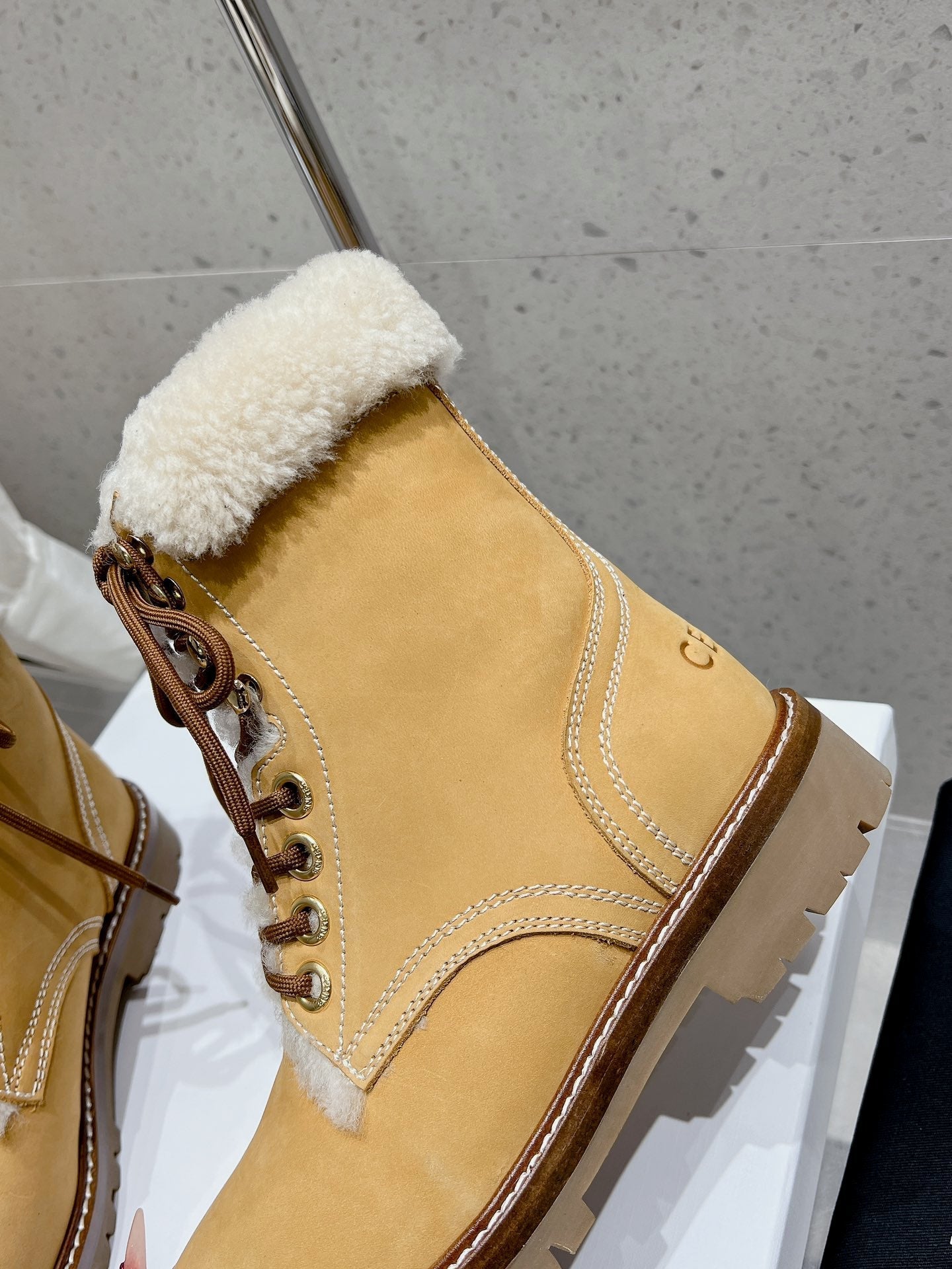 MARTIN BOOT IN PEANUT BROWN SUEDE AND WHITE FLEECE - 35