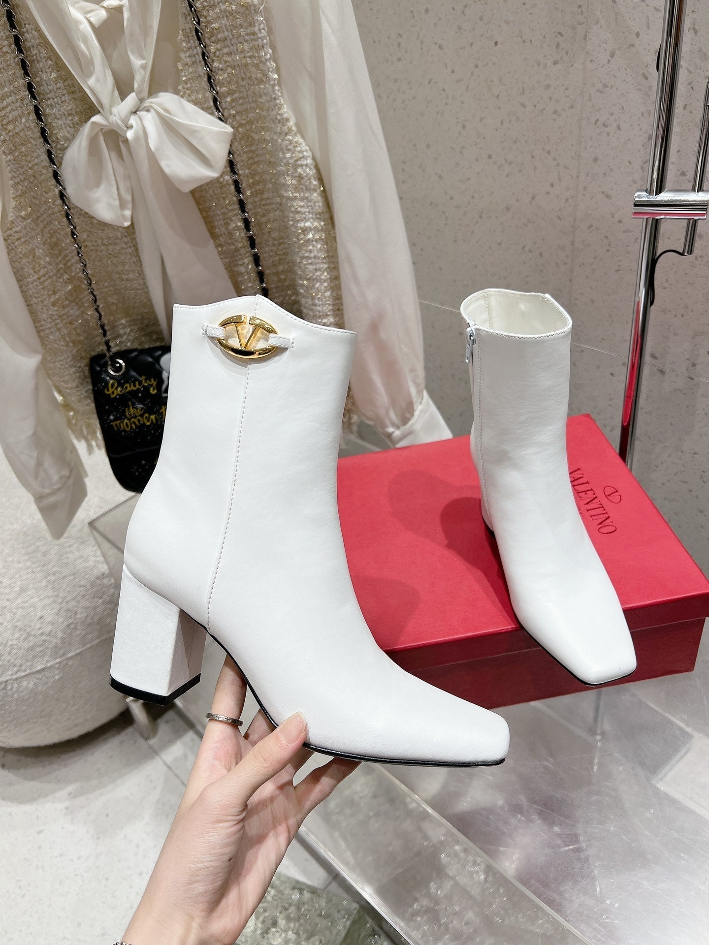 VLOGO SIGNATURE WHITE CALFSKIN ANKLE BOOT 75 MM - 35