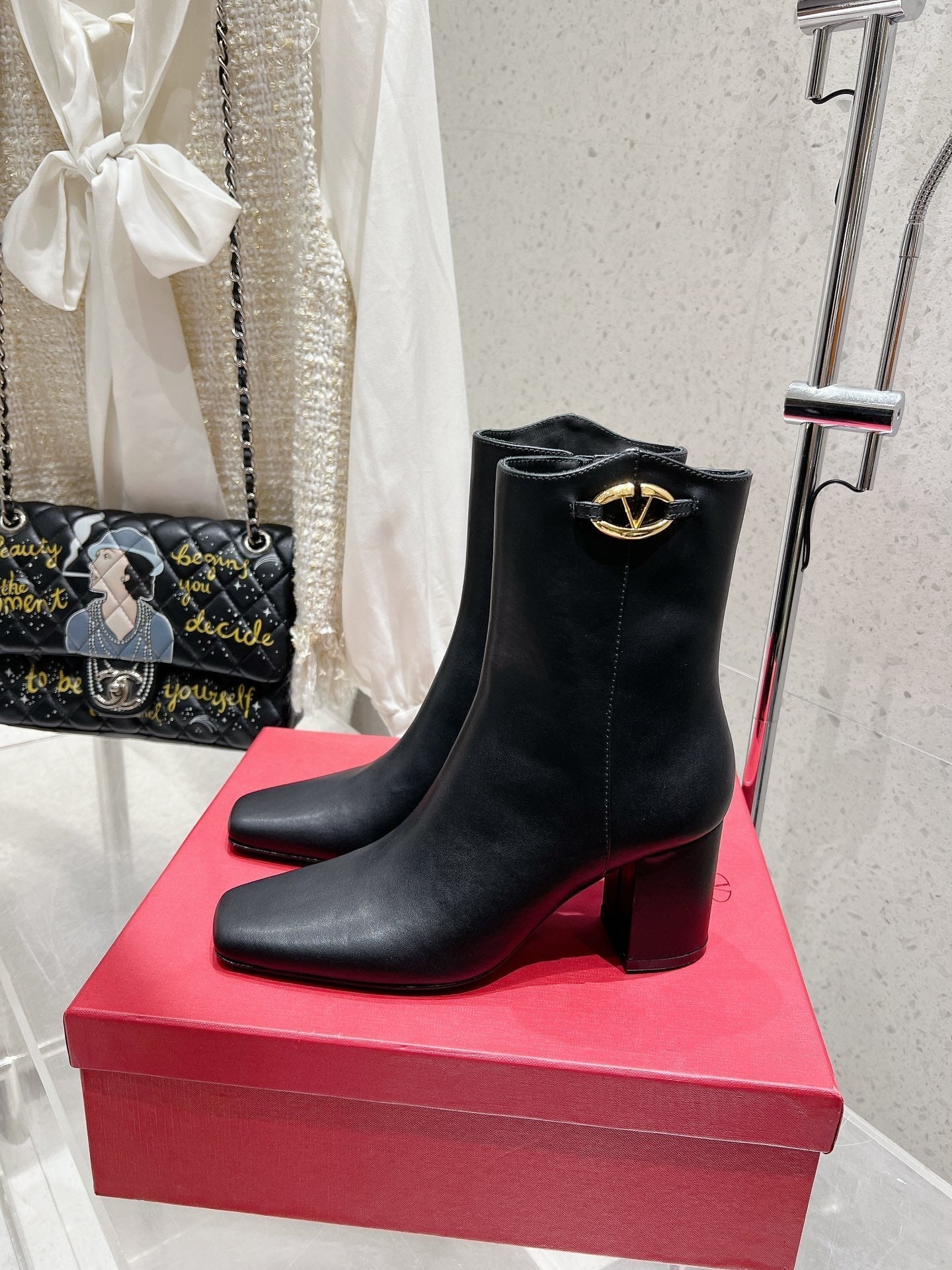 VLOGO SIGNATURE WHITE CALFSKIN ANKLE BOOT 75 MM - 35