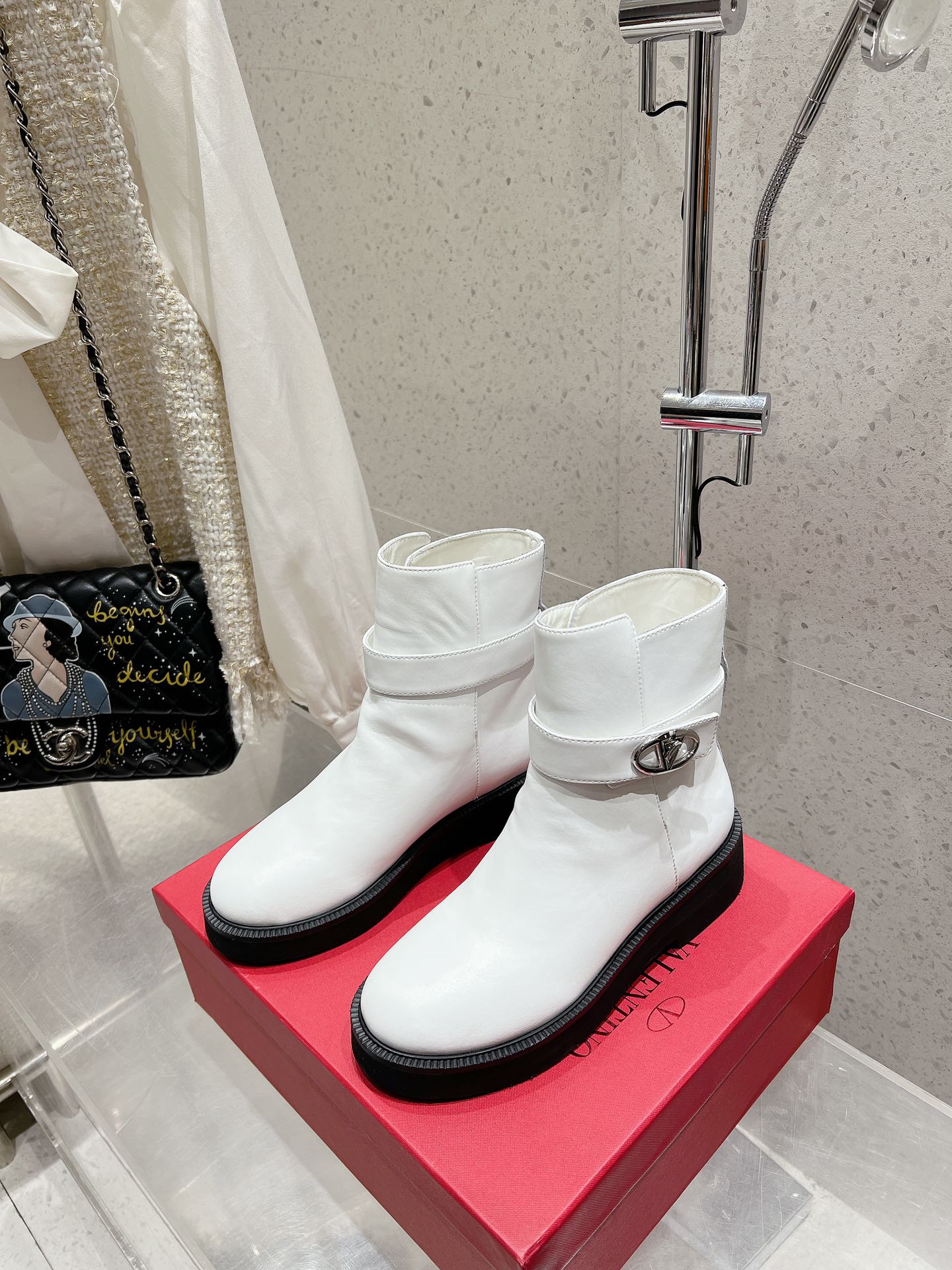 VLOGO SIGNATURE WHITE CALFSKIN ANKLE BOOT 30MM - 35
