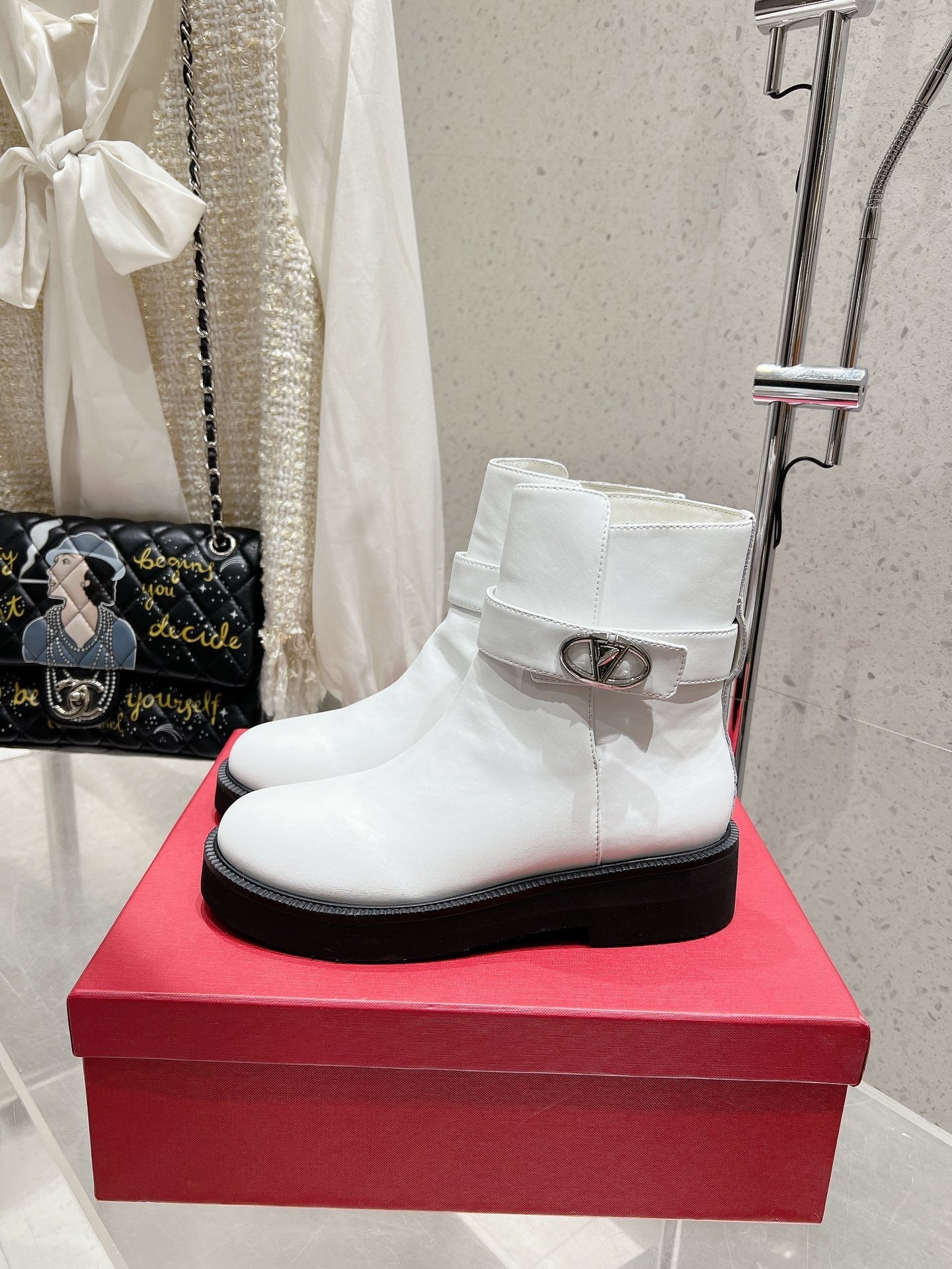 VLOGO SIGNATURE WHITE CALFSKIN ANKLE BOOT 30MM - 35