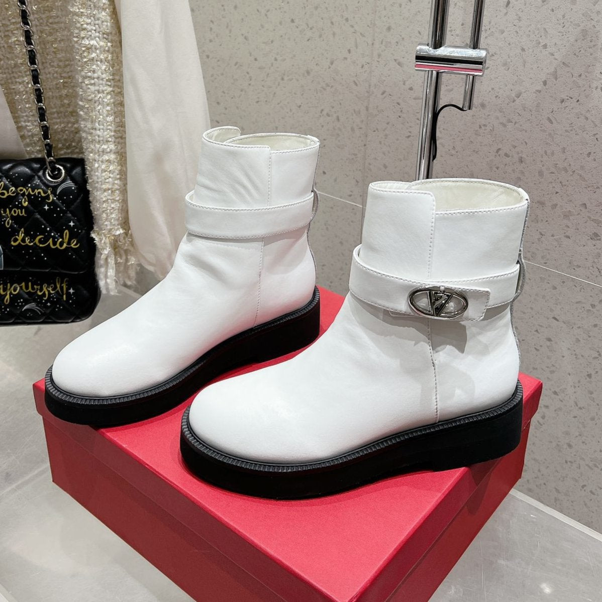 VLOGO SIGNATURE WHITE CALFSKIN ANKLE BOOT 30MM - 35