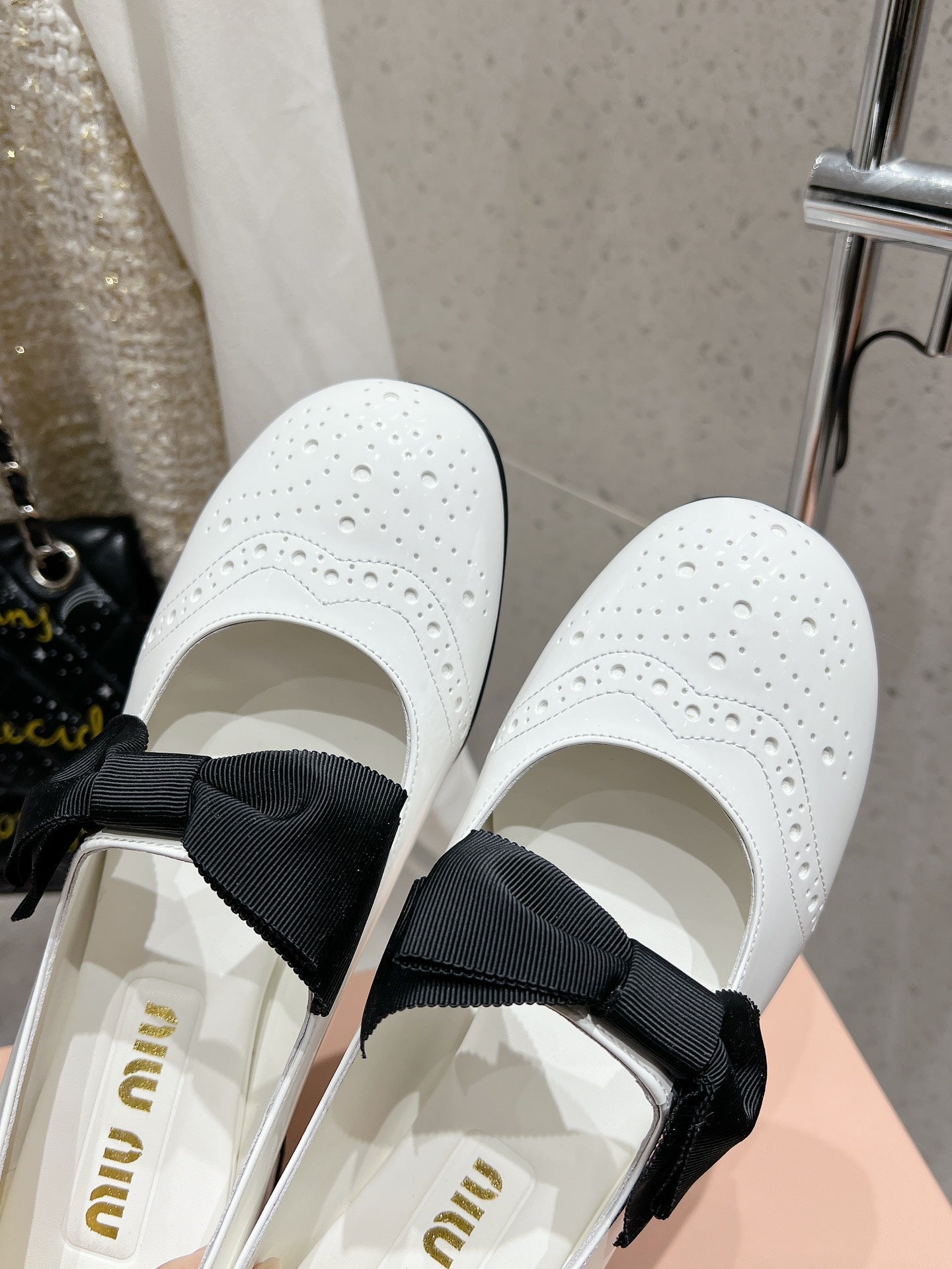 MARY JANE MID HEEL PUMPS IN WHITE PATENT LAMBSKIN WITH BOW - 35