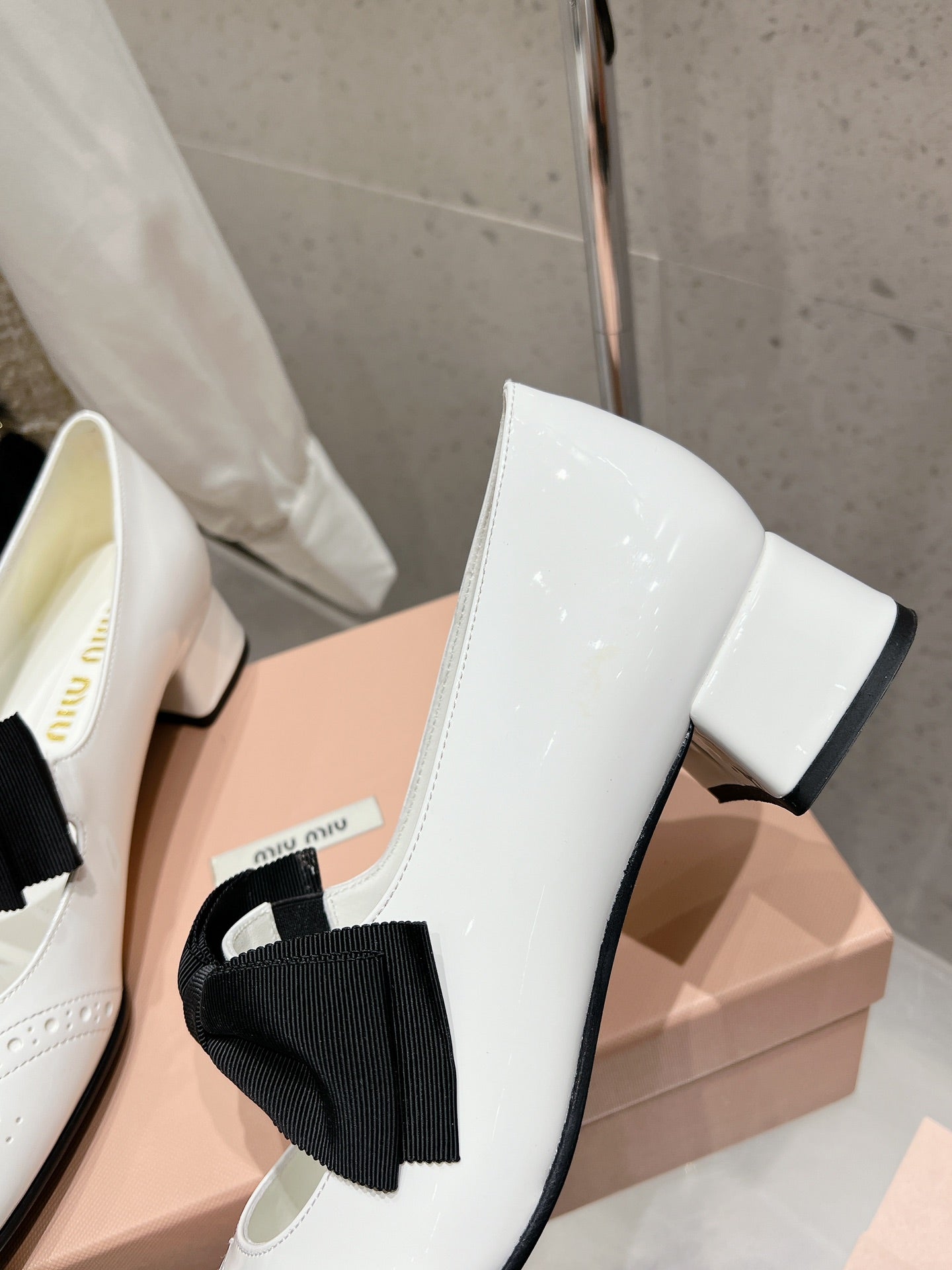 MARY JANE MID HEEL PUMPS IN WHITE PATENT LAMBSKIN WITH BOW - 35