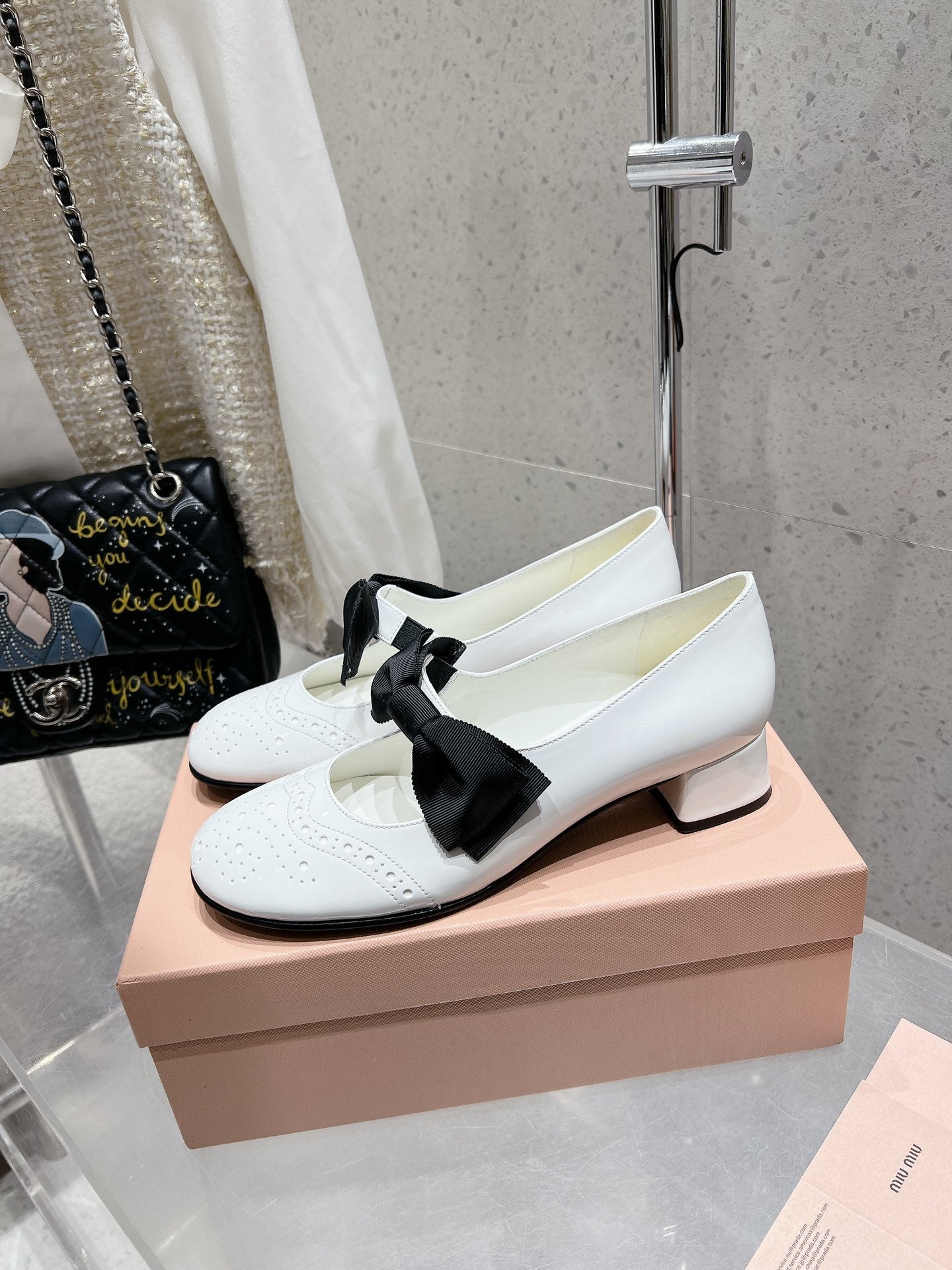 MARY JANE MID HEEL PUMPS IN WHITE PATENT LAMBSKIN WITH BOW - 35